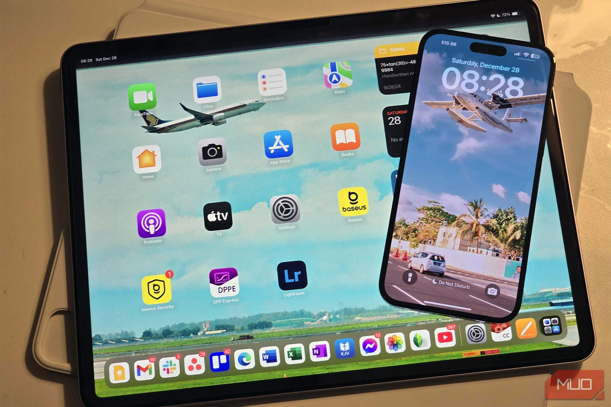 So sánh kích thước màn hình lớn 13 inch của iPad Air với iPhone 14 Pro Max, thể hiện ưu điểm không gian hiển thị rộng rãi.