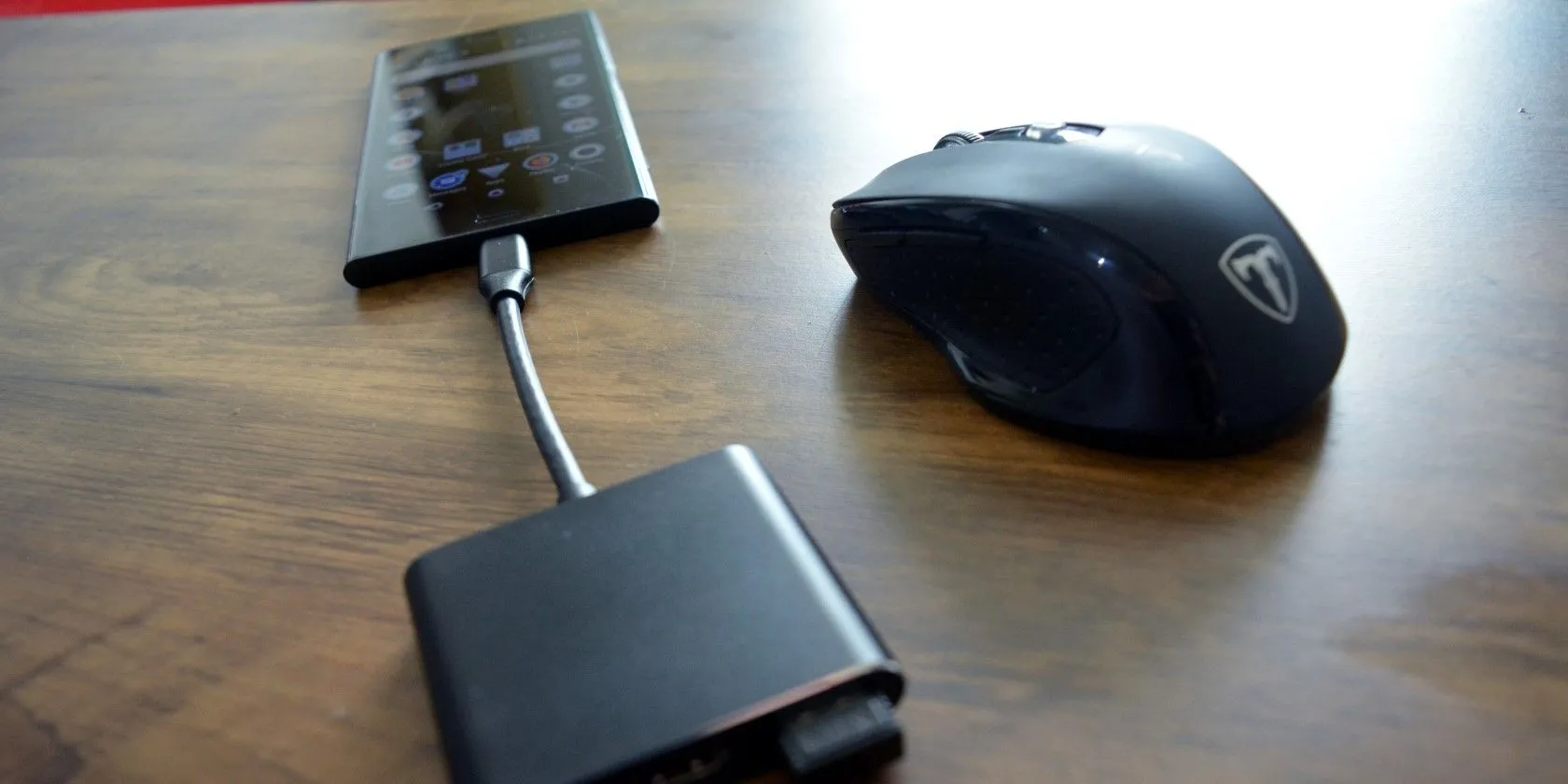 Sử dụng chuột có dây được kết nối với điện thoại Android thông qua cổng USB, biến điện thoại thành công cụ làm việc tiện lợi