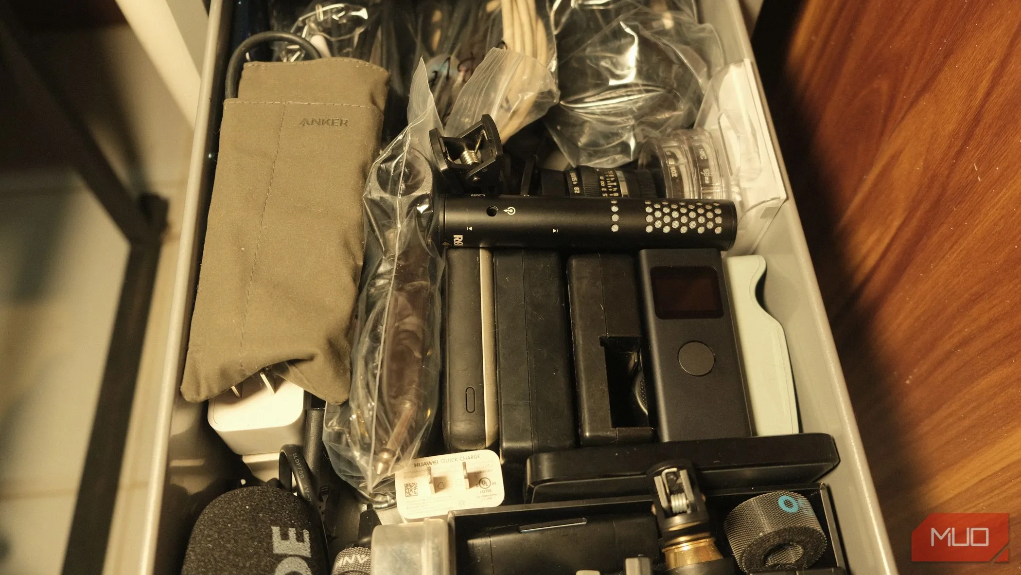 Sử dụng túi cáp làm vách ngăn để đặt các thiết bị thường xuyên sử dụng như micrô Rode VideoMic Go II và USB hub Anker lên trên, tối ưu không gian ngăn kéo.