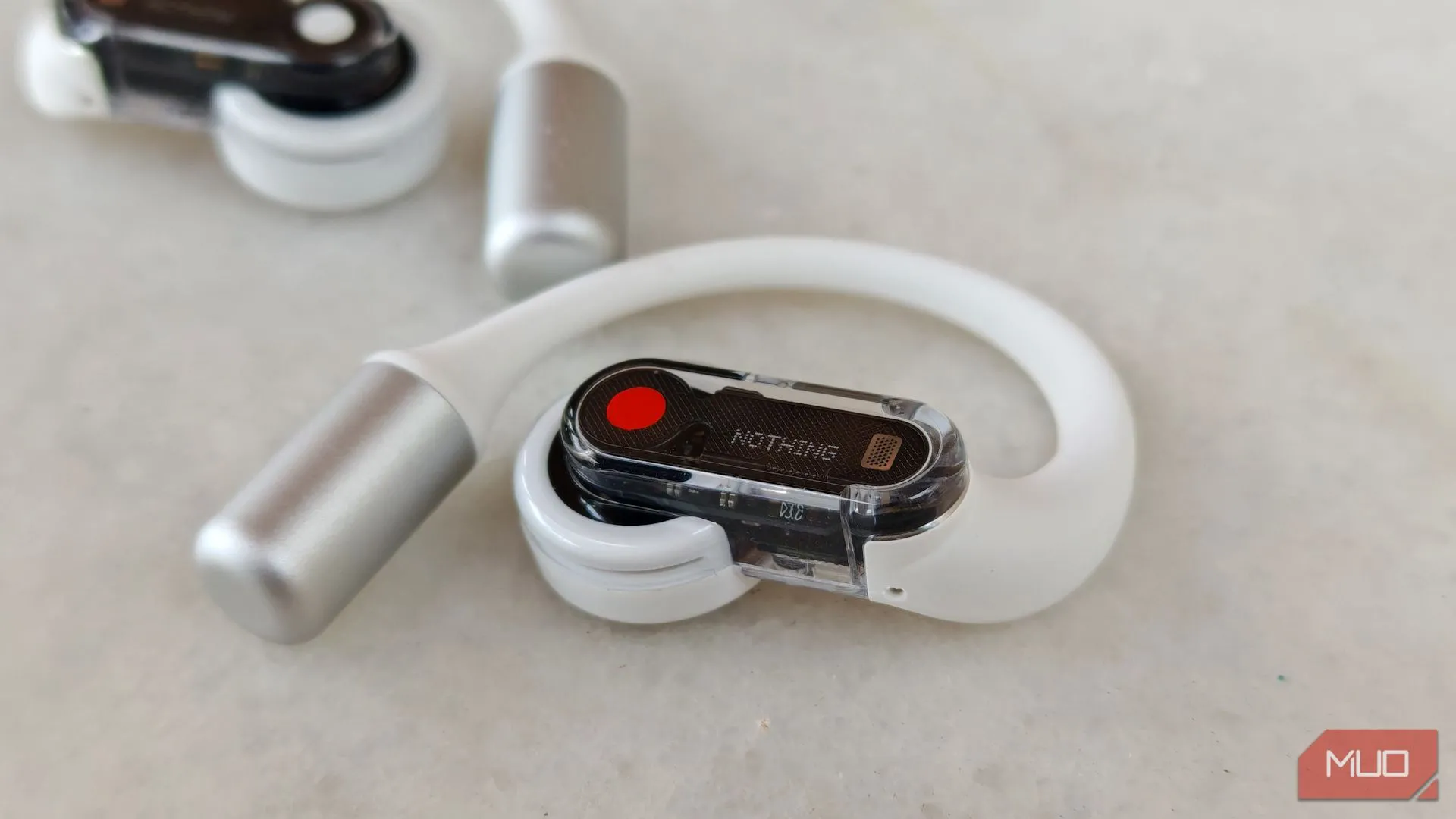 Tai nghe Nothing Ear (open) bên phải với tai nghe bên trái phía sau, thể hiện thiết kế đồng bộ