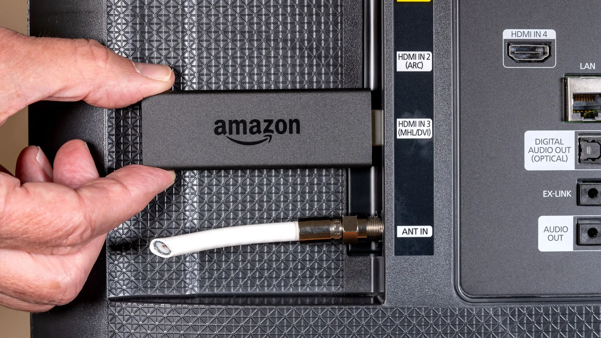 Thanh Amazon Fire TV Stick cắm vào cổng HDMI, biểu tượng cho việc Smart TV thu thập dữ liệu qua các thiết bị ngoại vi.