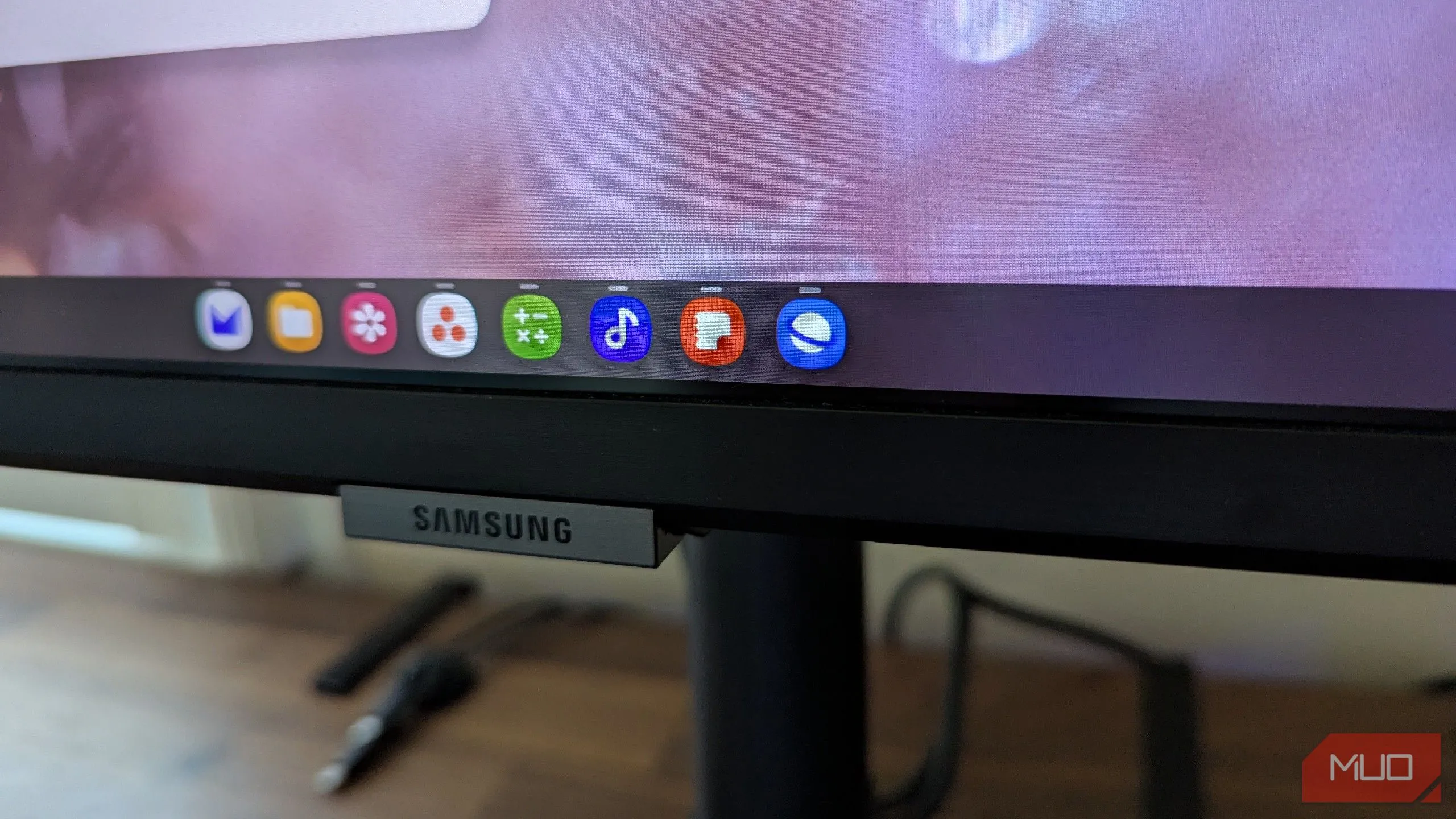 Thanh tác vụ hiển thị rõ ràng trên giao diện Samsung DeX, cho thấy các biểu tượng ứng dụng và thông báo có thể gây xao nhãng.