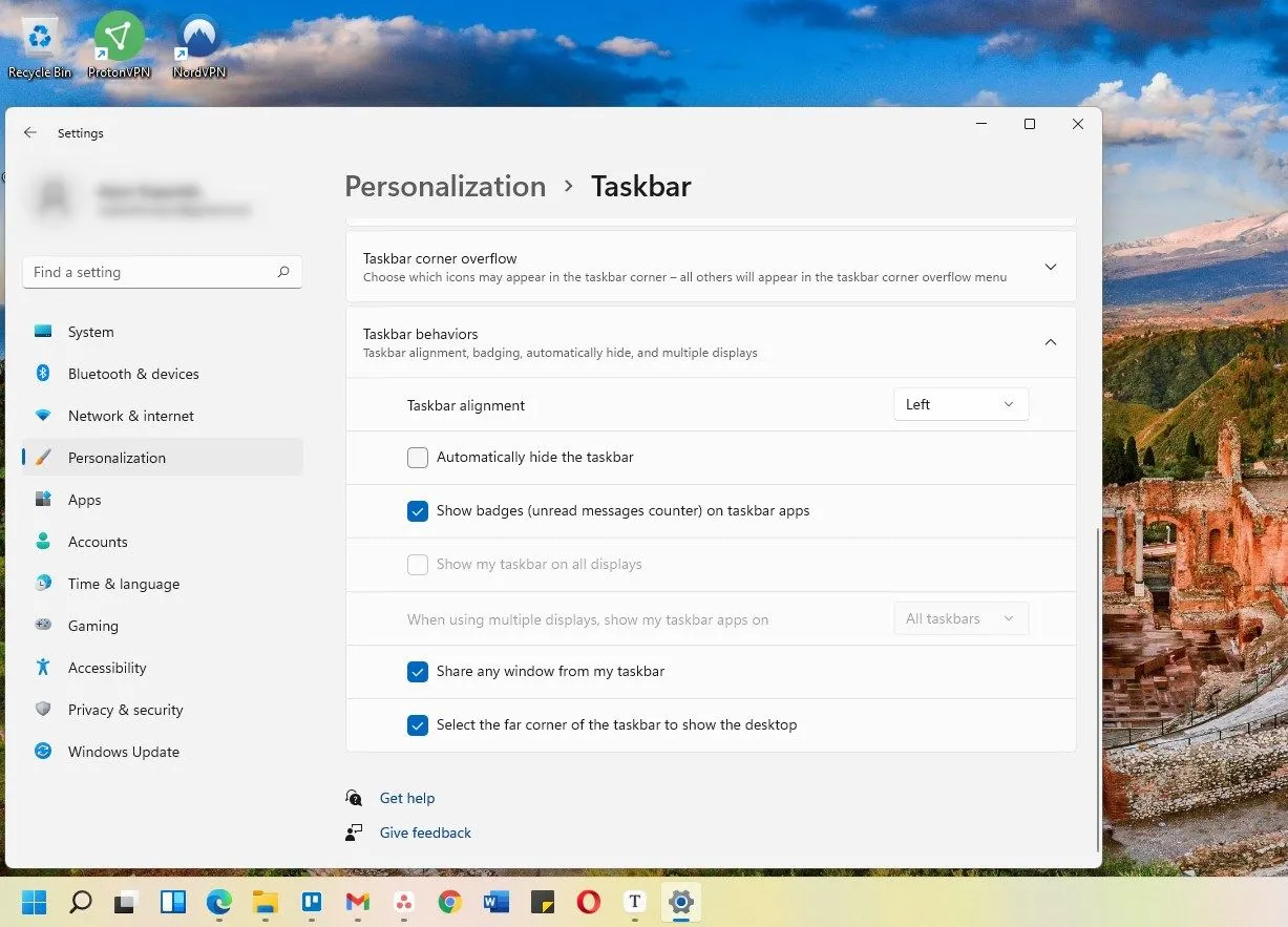 Thanh Taskbar trên Windows 11 với biểu tượng được căn lề trái, giống Windows 10 quen thuộc