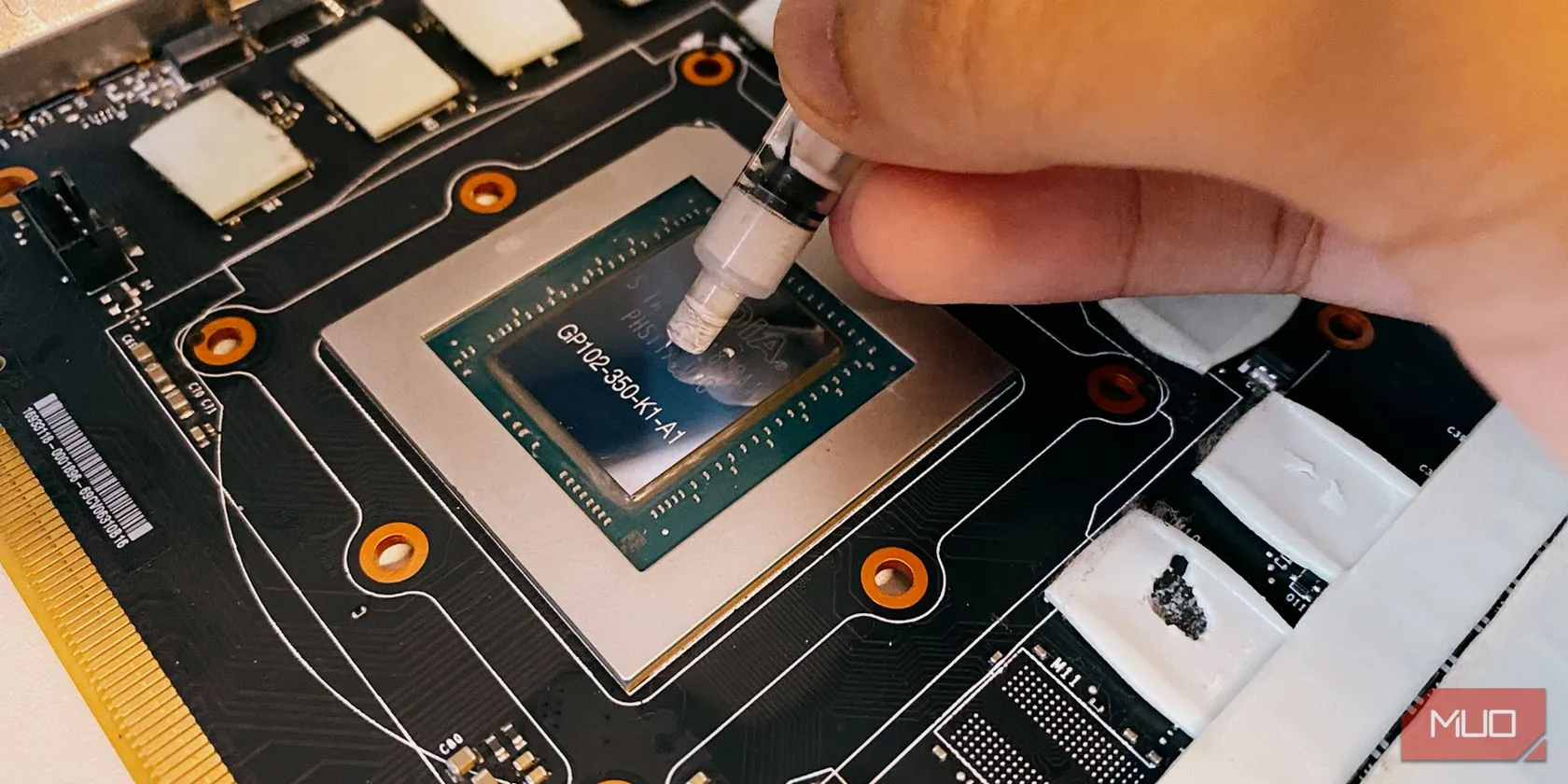 Thao tác bôi keo tản nhiệt lên chip GPU