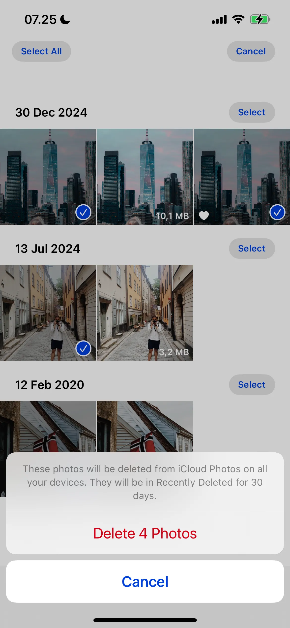 Thao tác xóa ảnh trùng lặp để giải phóng bộ nhớ iPhone