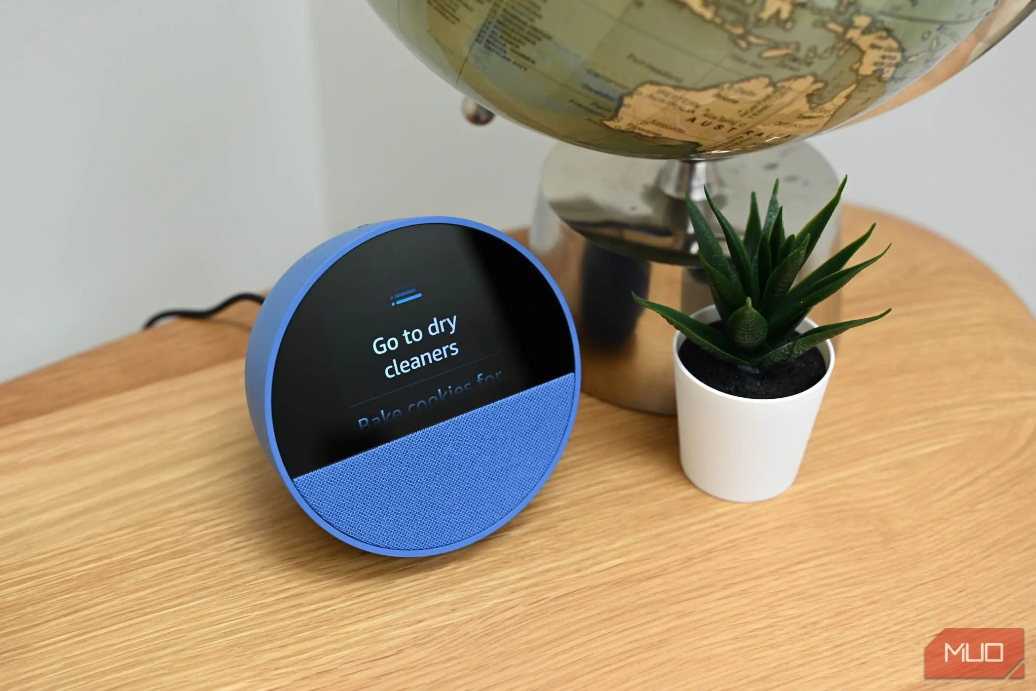Thiết bị Amazon Echo Spot hiển thị danh sách việc cần làm, minh họa khả năng luôn lắng nghe của trợ lý ảo Alexa.