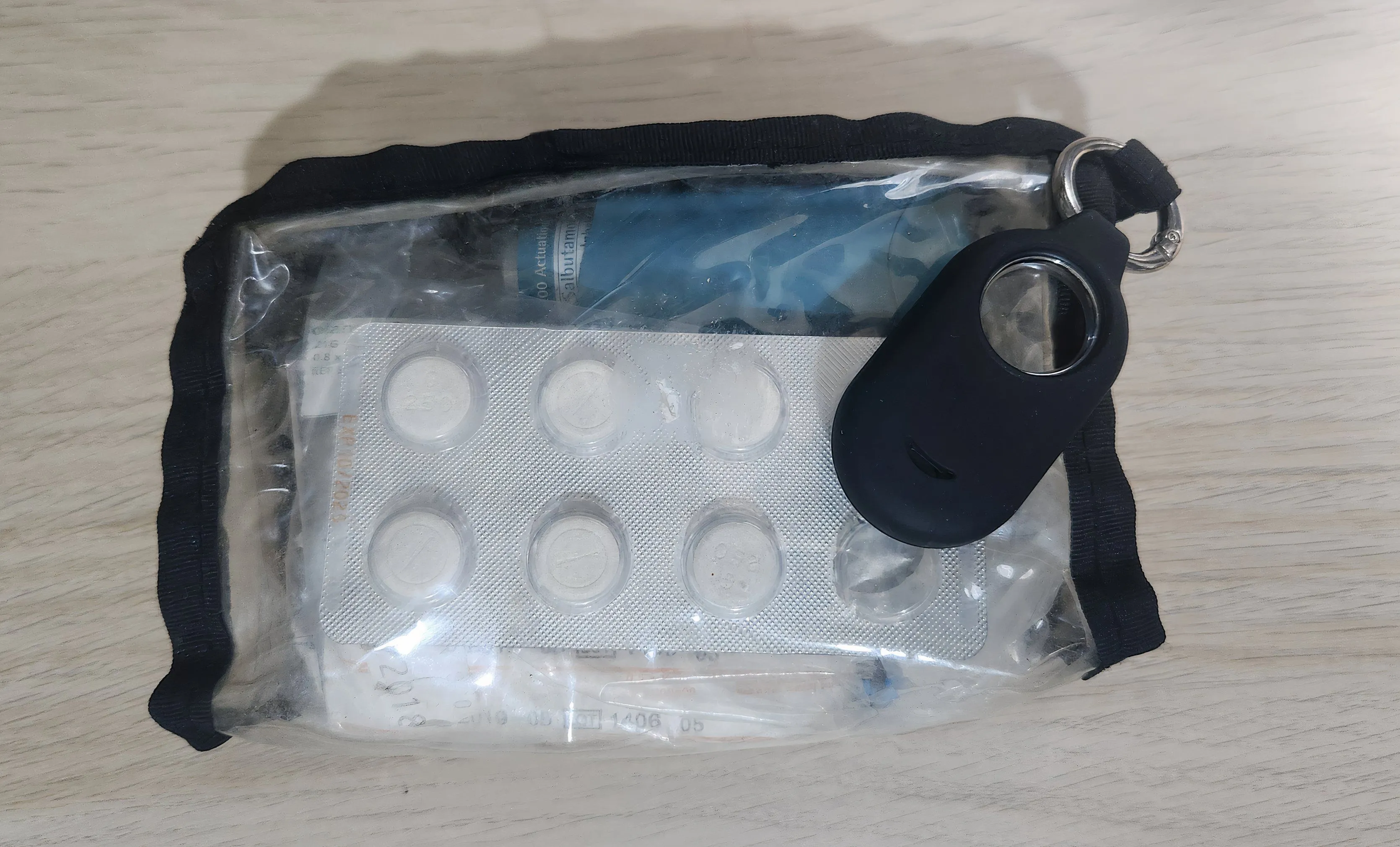 Thiết bị định vị Apple AirTag được gắn vào túi đựng thuốc y tế, giúp dễ dàng tìm kiếm