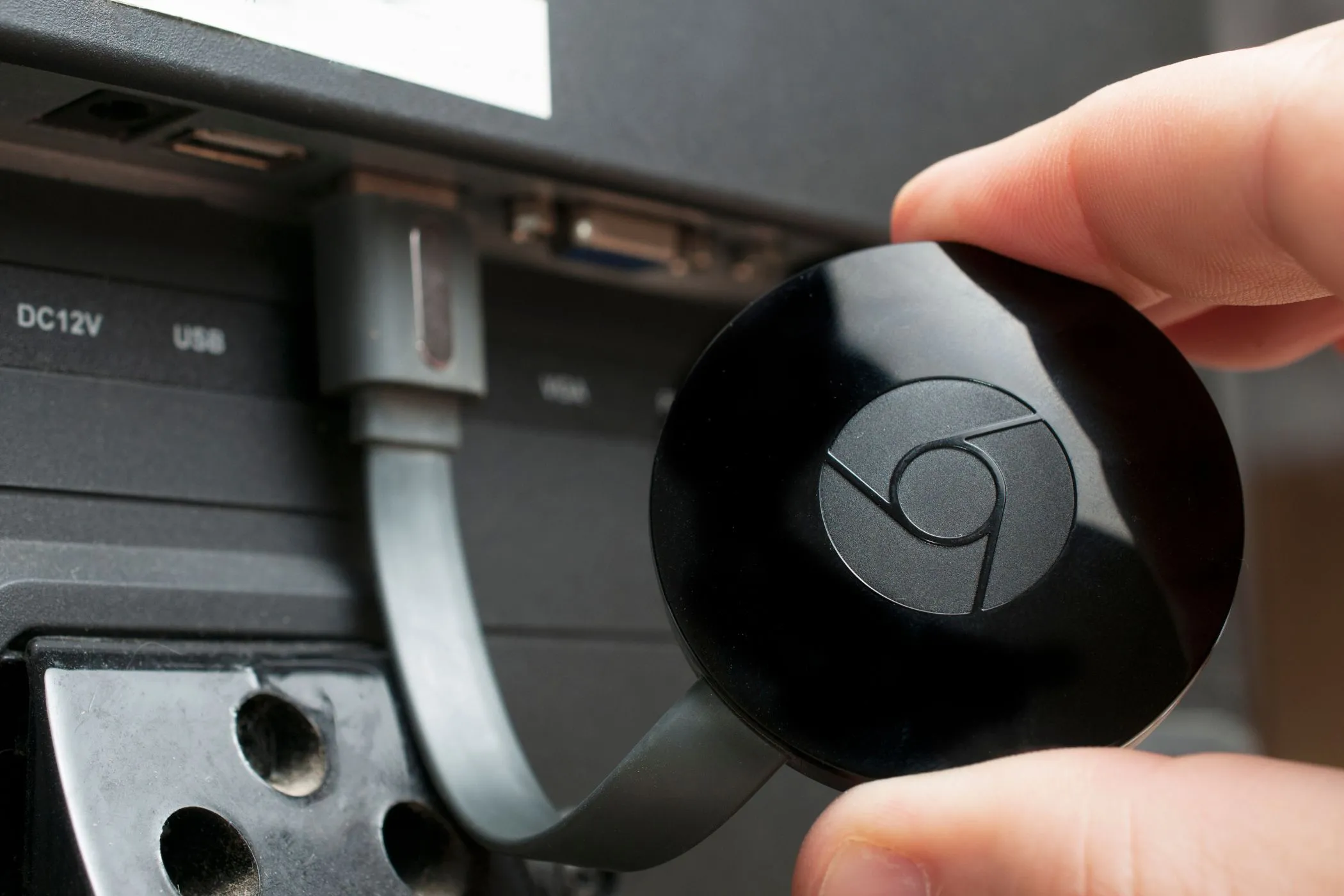 Thiết bị Google Chromecast được cắm vào cổng HDMI của TV