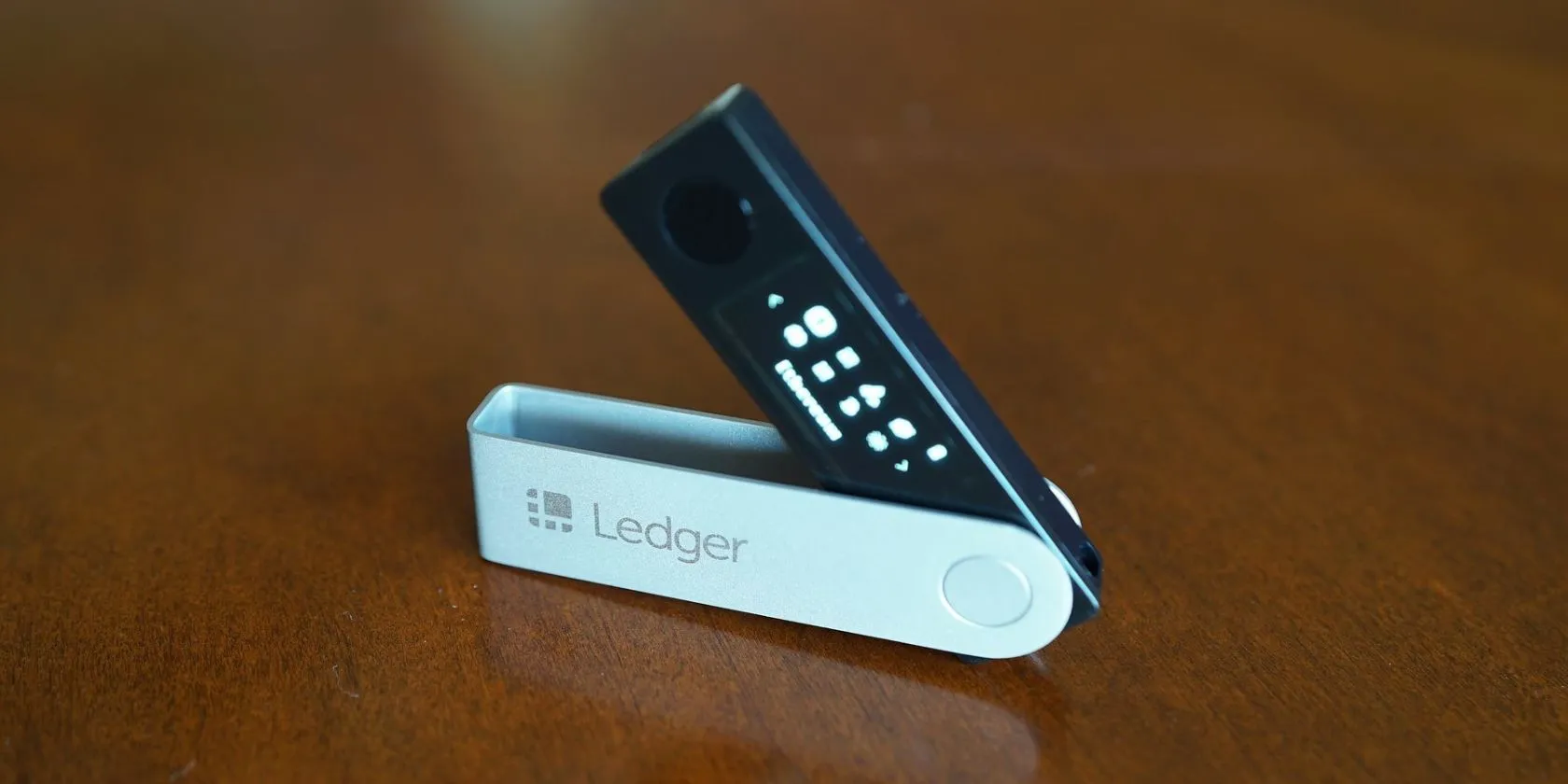 Thiết bị Ledger Nano X trên bề mặt gỗ