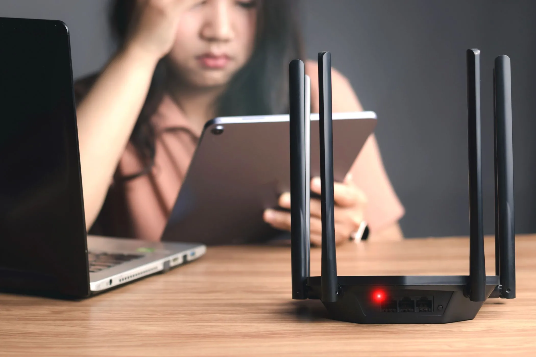 Thiết bị router Wi-Fi hiển thị đèn báo lỗi, minh họa sự cố firmware.