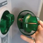 Thiết bị skimming thẻ tín dụng được lắp đặt chồng lên khe đọc thẻ thật tại cây ATM hoặc máy POS.