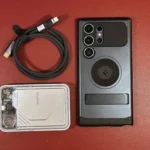 Thiết bị và phụ kiện cần thiết để quay video timelapse bằng điện thoại, bao gồm điện thoại, tripod, sạc dự phòng và ổ cứng ngoài