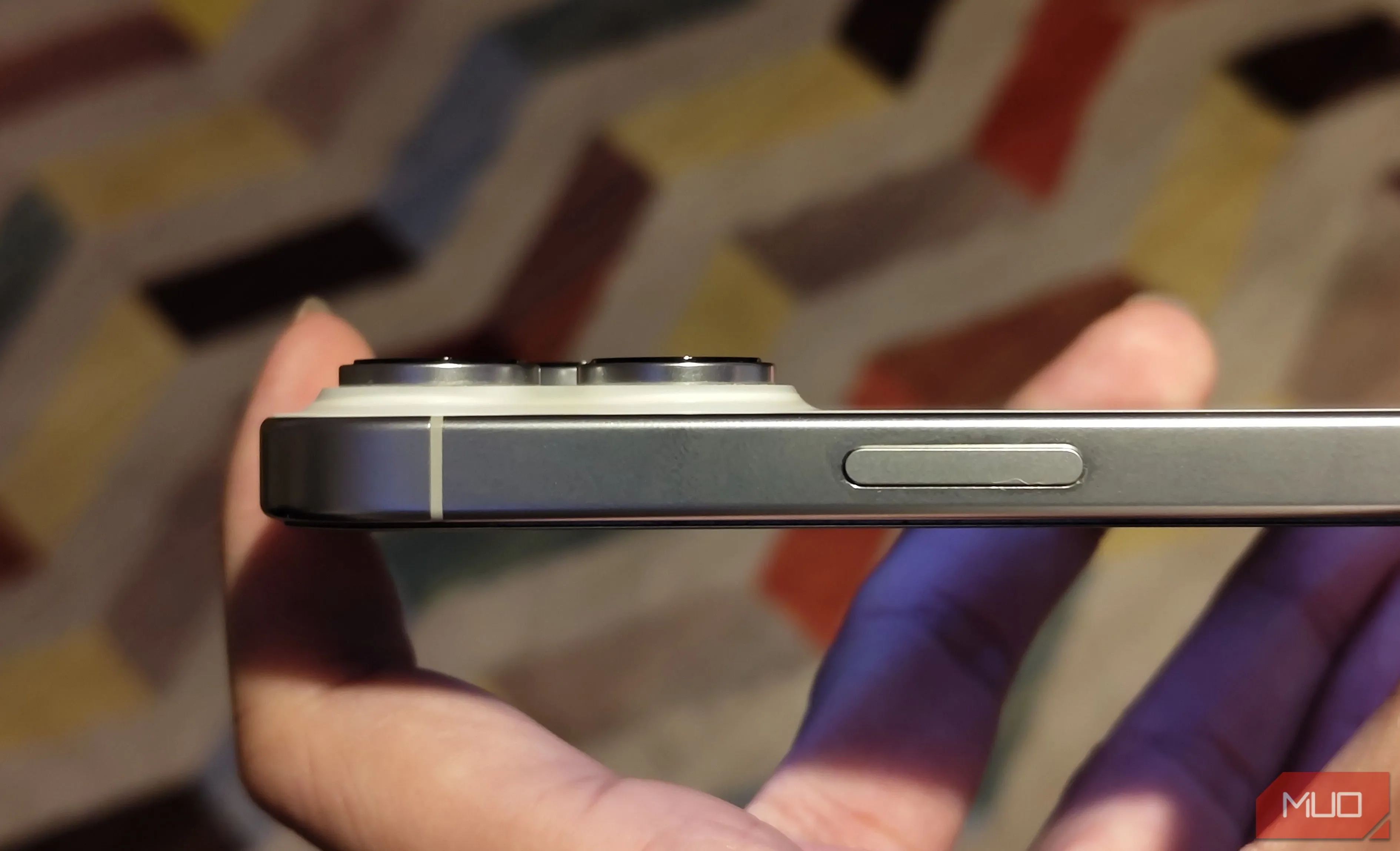 Thiết kế cụm camera lồi trên iPhone hiện đại, dễ bám bụi bẩn và dầu mỡ.