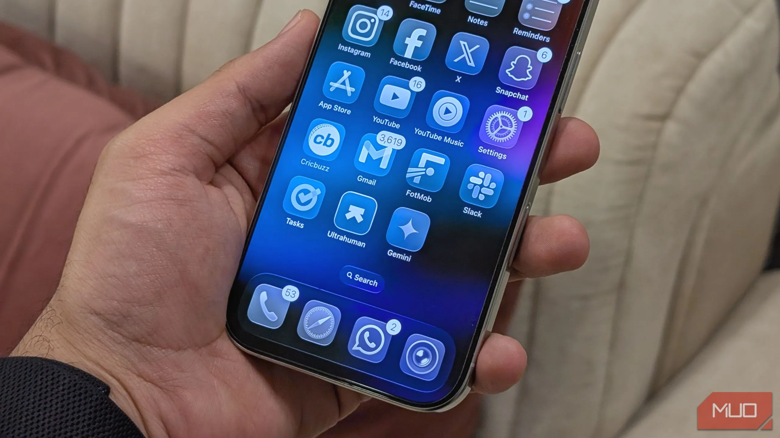 Thiết kế Liquid Glass mới của iOS 26 trên màn hình chính iPhone, mang đến giao diện người dùng hiện đại.