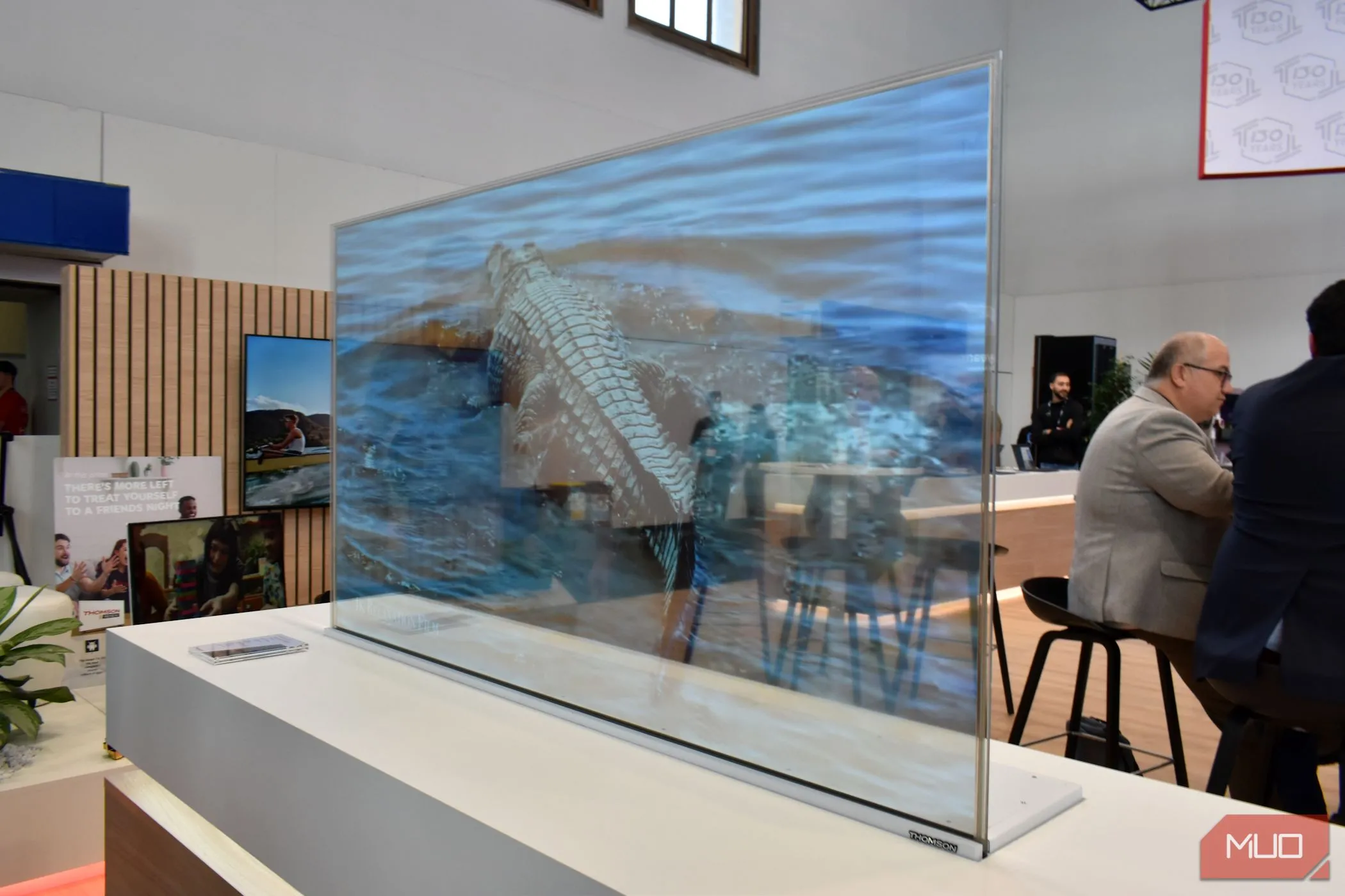 Thiết kế mỏng và linh hoạt của màn hình OLED mang lại vẻ đẹp hiện đại và sang trọng