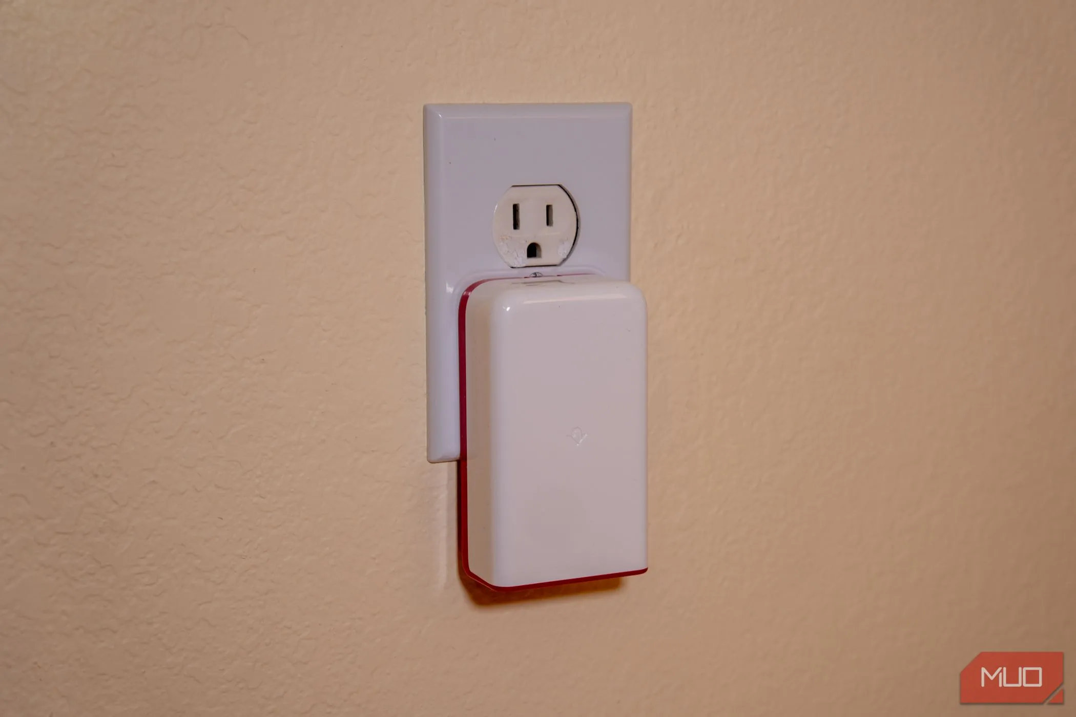 Thiết kế nhỏ gọn của Twelve South PlugBug 120 khi cắm vào ổ điện tường không gây cản trở các cổng liền kề