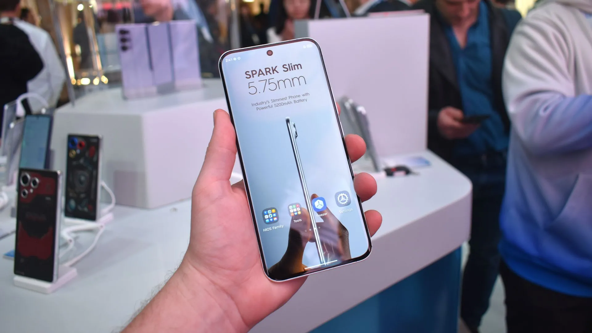 Thiết kế tổng thể của Tecno Spark Slim Concept trưng bày tại sự kiện MWC 2025.
