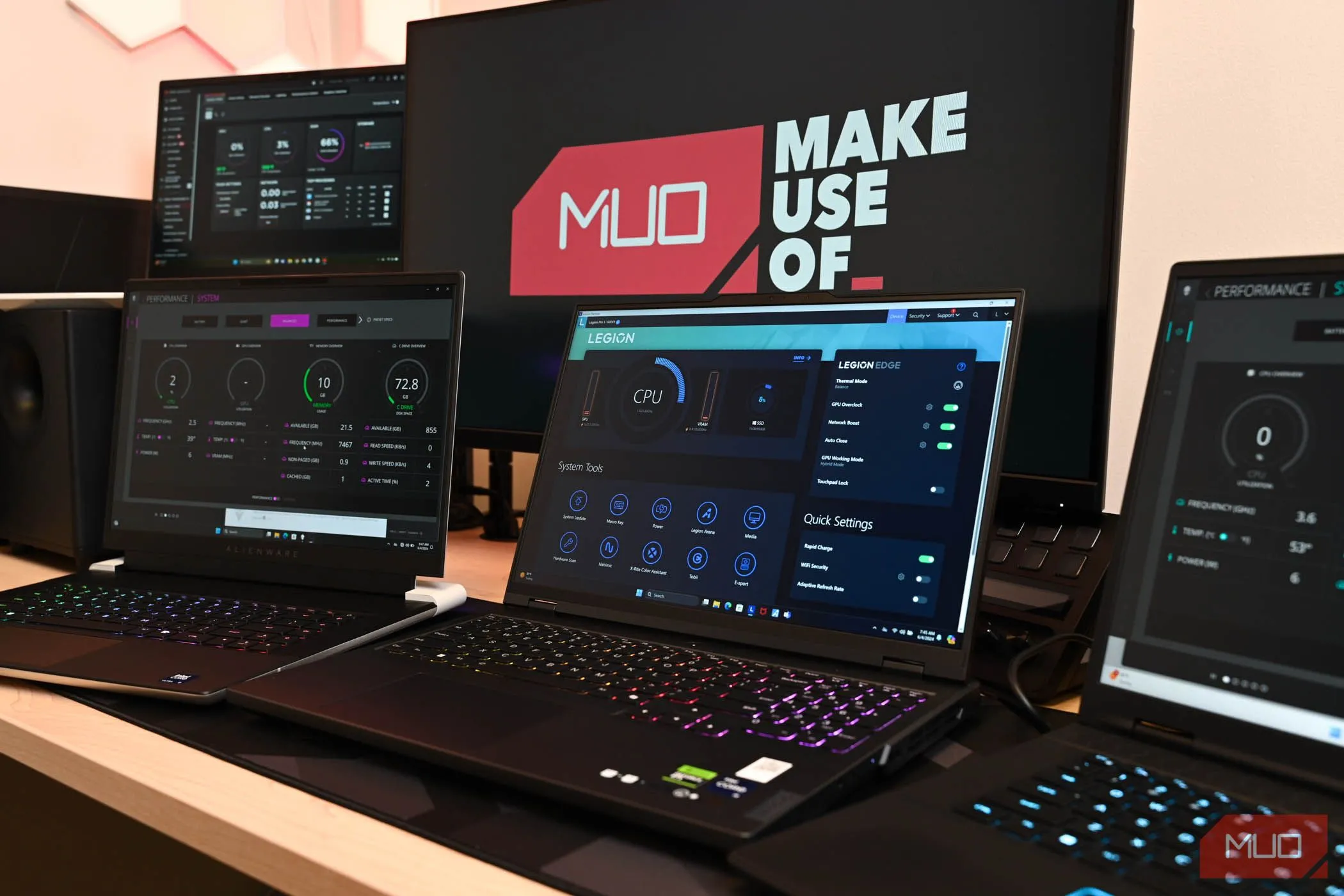 Thử nghiệm laptop gaming trước màn hình lớn, minh họa sự phân tâm khi có nhiều màn hình hiển thị