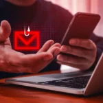 Tin nhắn lừa đảo Smishing có biểu tượng phong bì bên cạnh laptop, minh họa nguy cơ SMS 2FA bị chặn