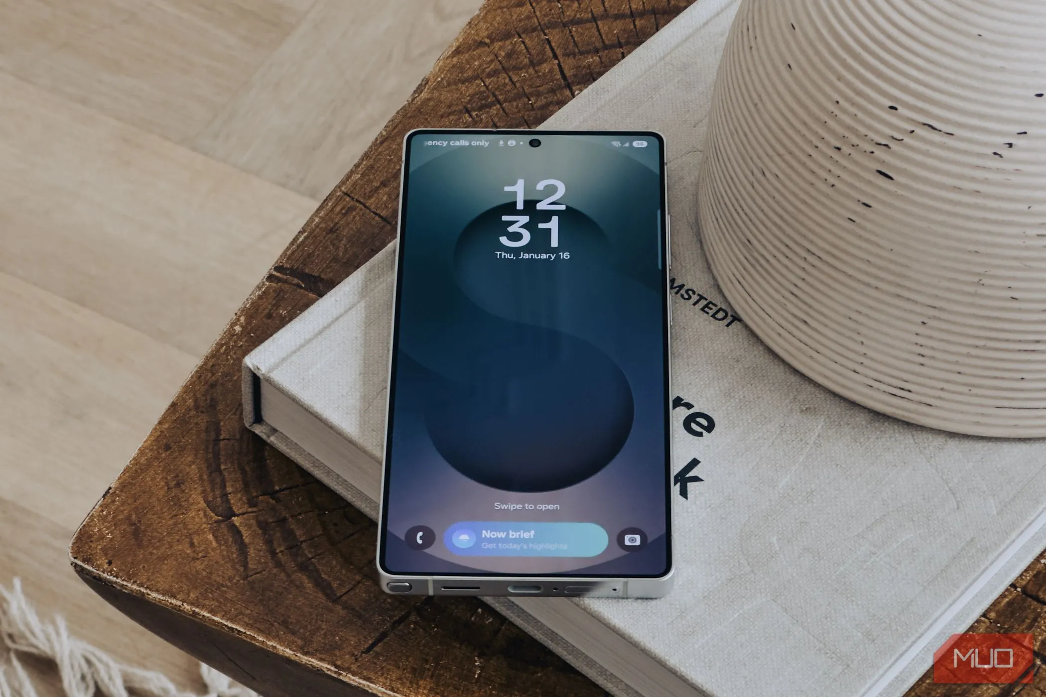 Tính năng Daily Brief của Galaxy AI trên màn hình khóa Samsung Galaxy S25 Ultra