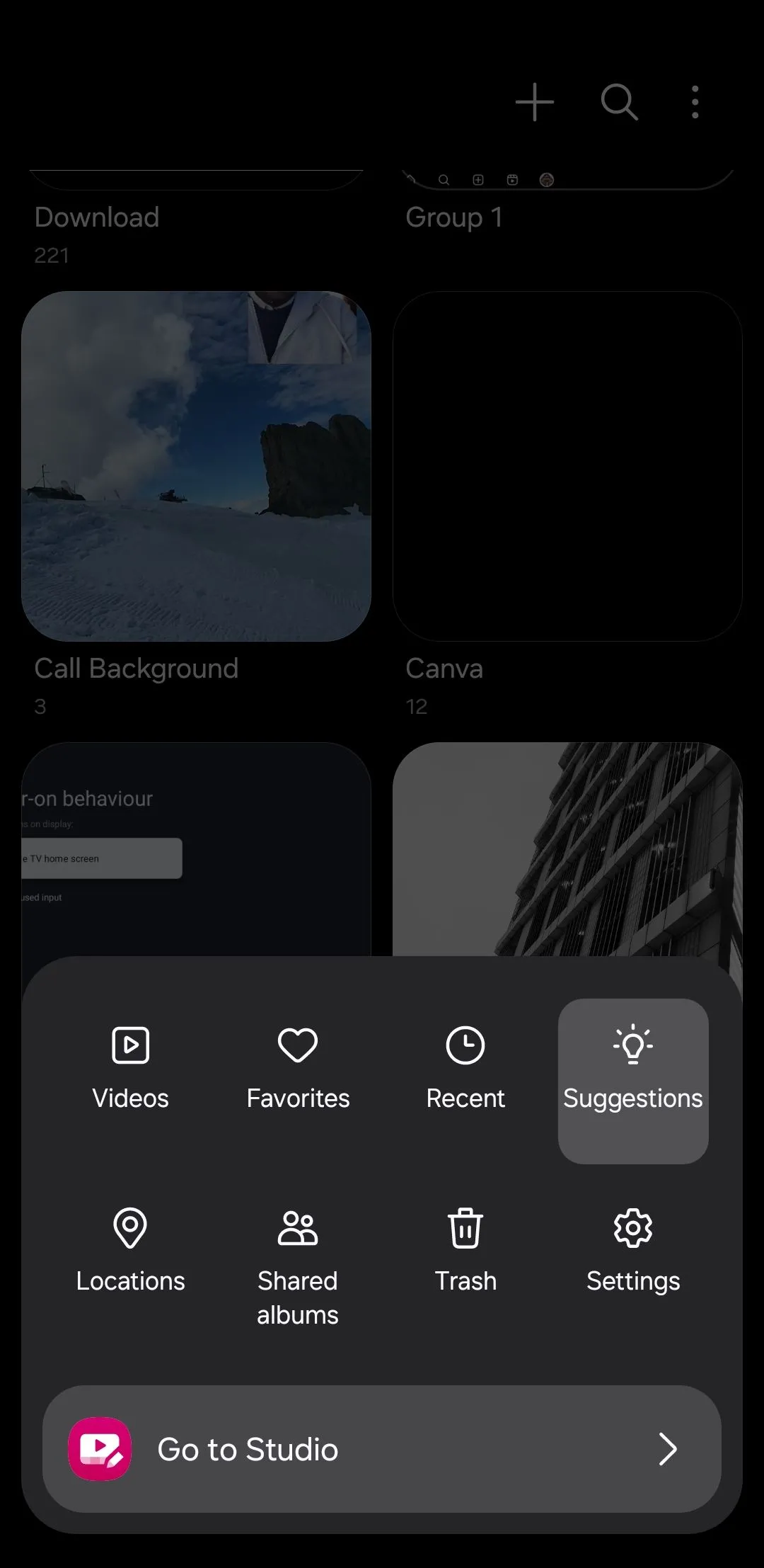 Tính năng gợi ý xóa ảnh trùng lặp và ảnh cũ trong ứng dụng Samsung Gallery giúp tối ưu dung lượng.