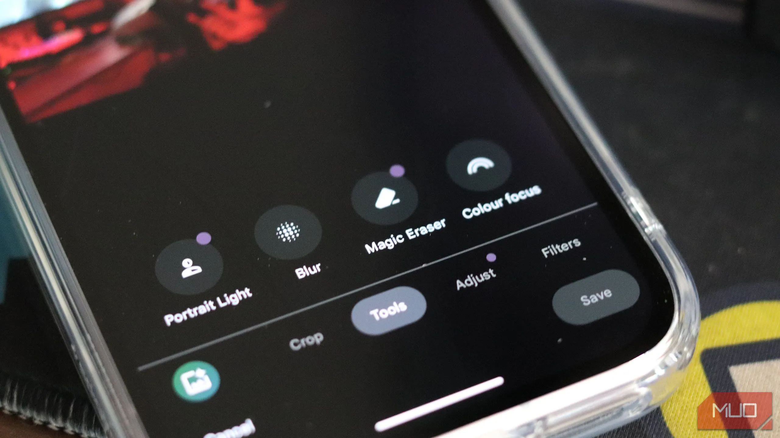 Tính năng Magic Eraser của Google One đang được sử dụng trên điện thoại Pixel 9a để xóa đối tượng không mong muốn trong ảnh