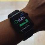 Tình trạng pin của Apple Watch Series 10 được hiển thị trên màn hình