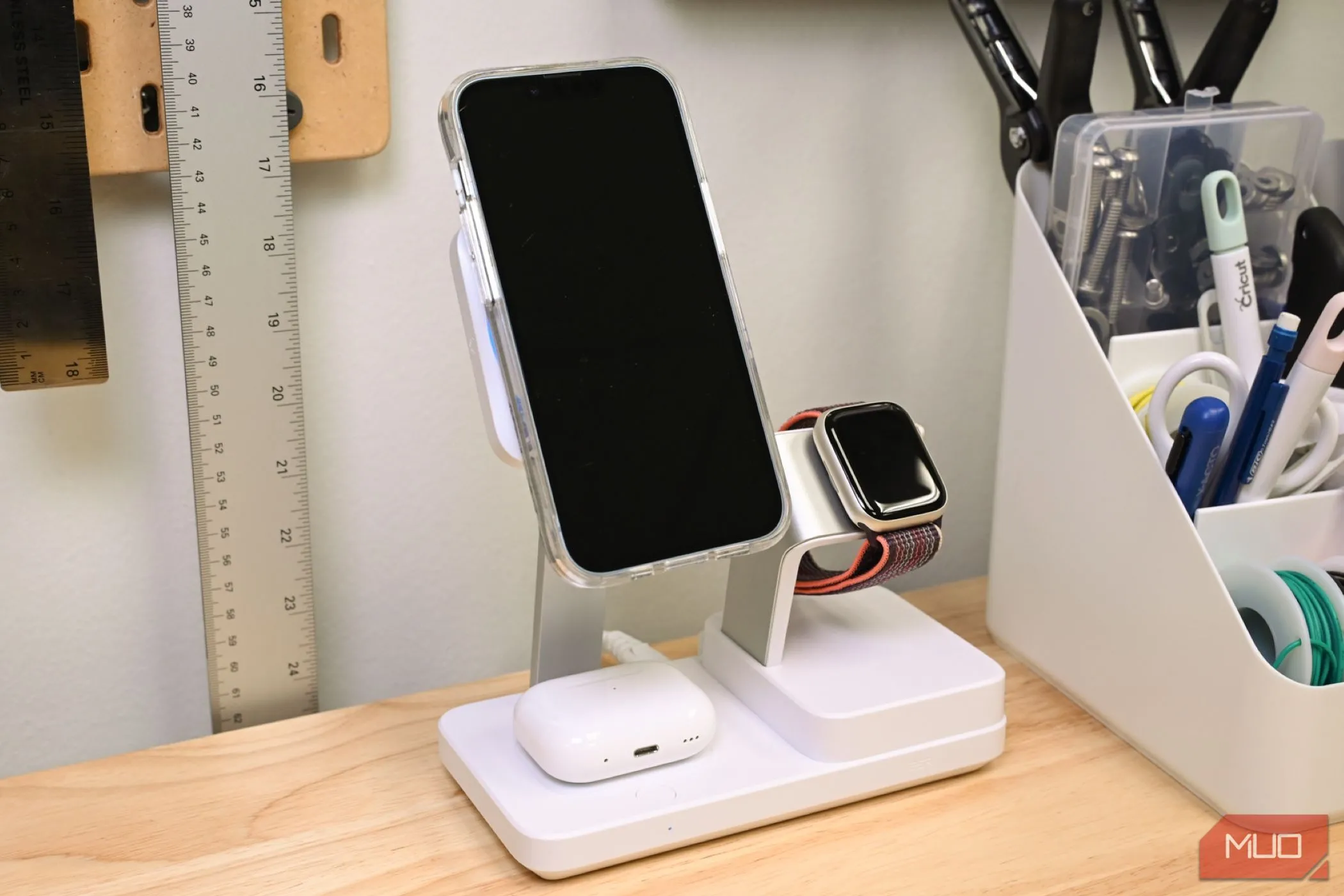 Trải nghiệm sạc đa thiết bị tiện lợi với đế sạc không dây Qi2, tương thích iPhone, AirPods và Apple Watch