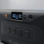Trạm điện di động Bluetti Apex 300 với thiết kế hiện đại và bền bỉ.