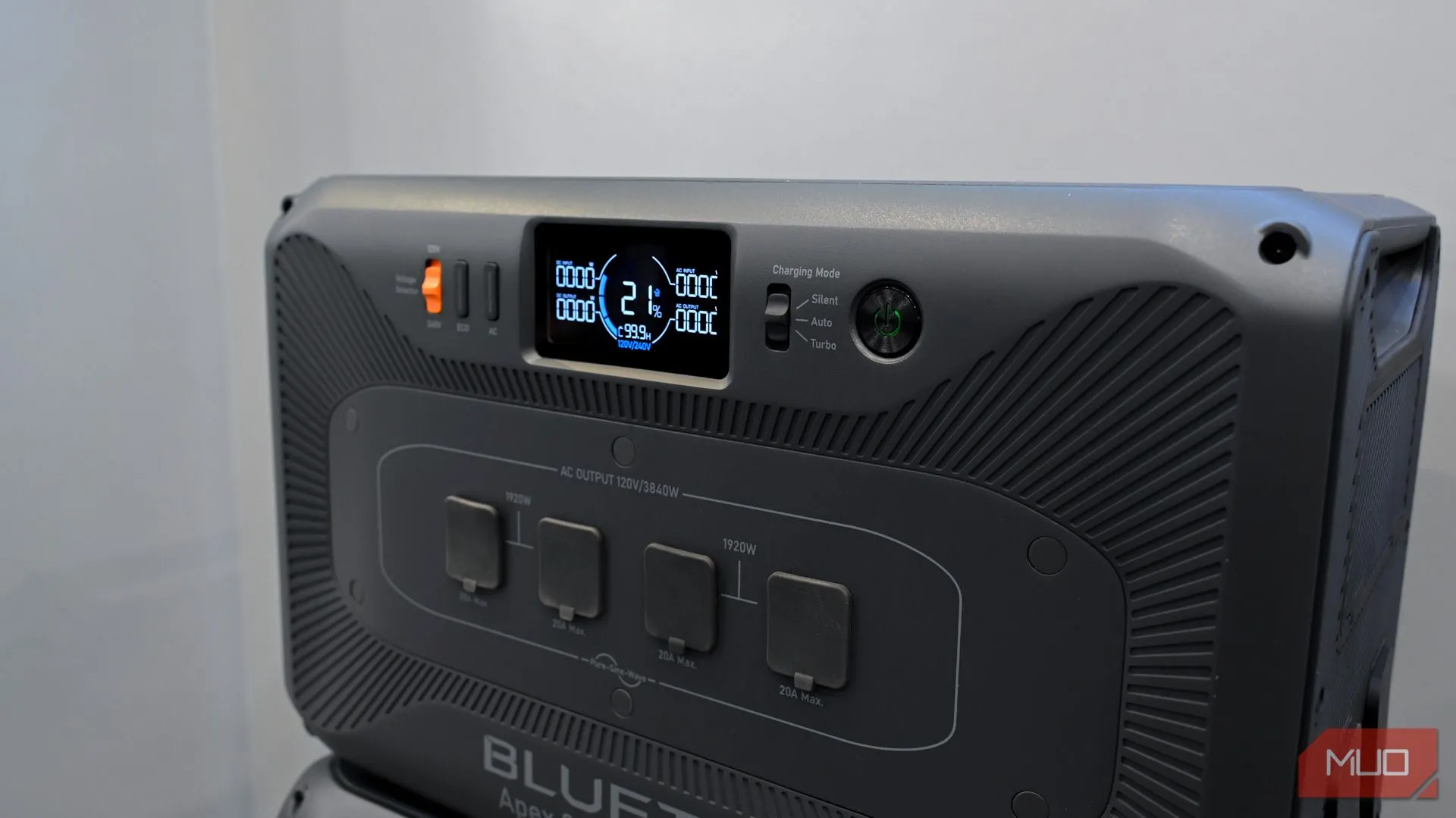 Trạm điện di động Bluetti Apex 300 với thiết kế hiện đại và bền bỉ.