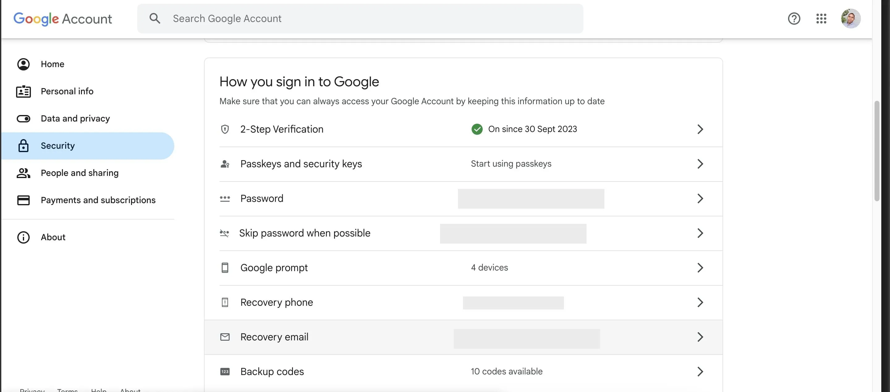 Trang cài đặt bảo mật tài khoản Google hiển thị mục email và số điện thoại khôi phục