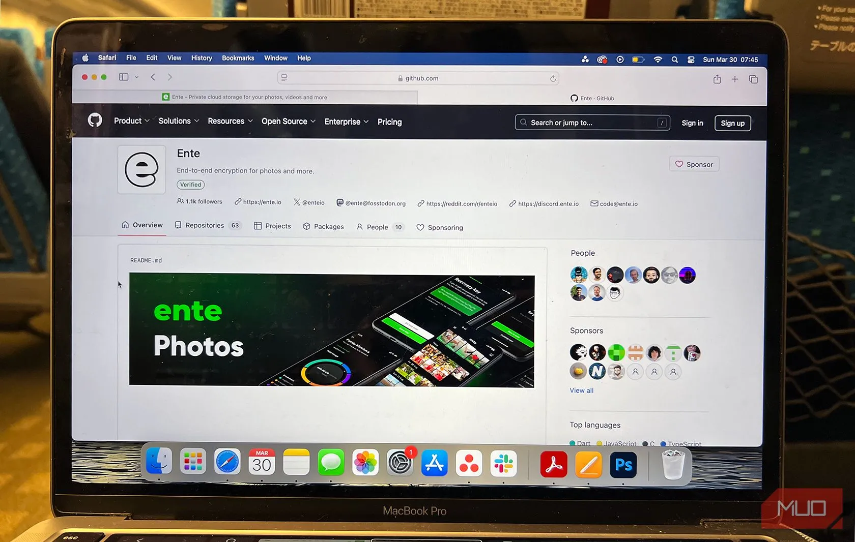 Trang GitHub của Ente Photos, biểu tượng cho dự án mã nguồn mở và khả năng tự host trên máy chủ cá nhân, dành cho người dùng kỹ thuật.