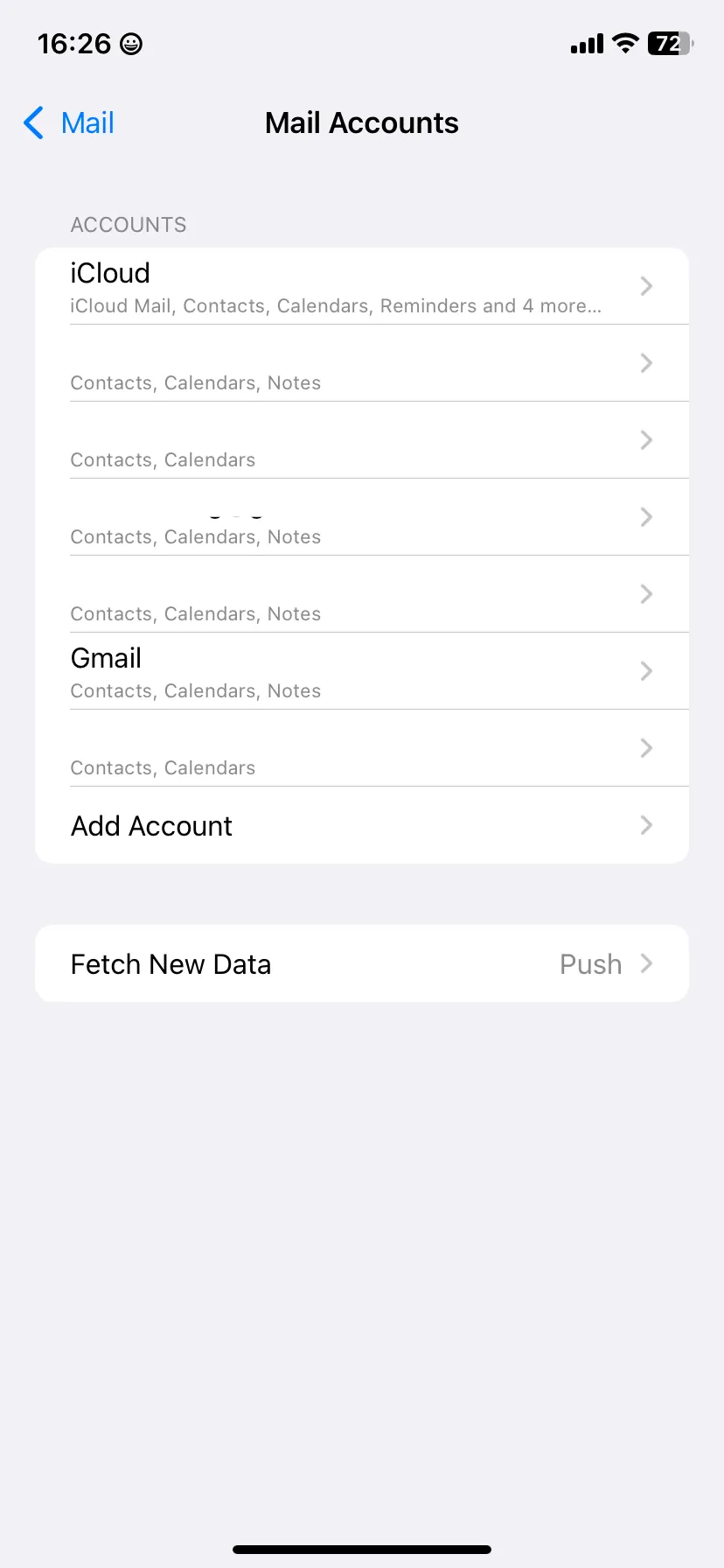 Trang Tài khoản Mail trong cài đặt iOS hiển thị danh sách các tài khoản email đã thiết lập.