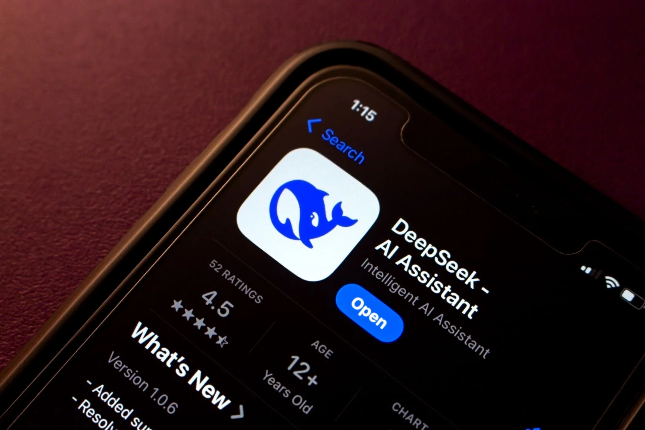 Trang tải xuống ứng dụng Deepseek AI chatbot trên Apple App Store, minh họa việc cẩn trọng khi cài đặt ứng dụng để bảo vệ eSIM.