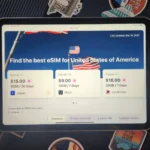 Trang web eSIM trên iPad đặt cạnh vali, biểu tượng cho sự tiện lợi khi du lịch với eSIM.