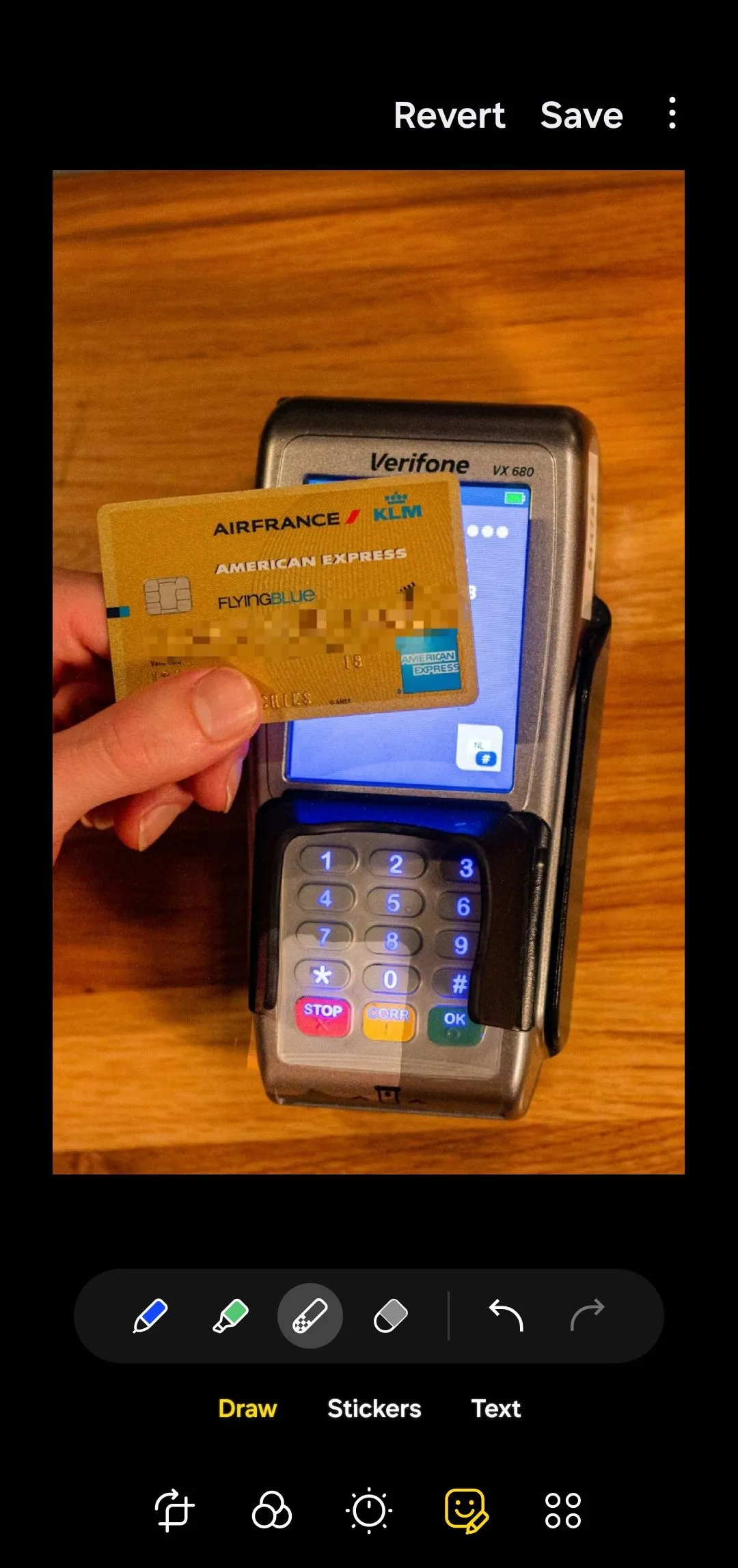 Trình chỉnh sửa ảnh trong ứng dụng Thư viện Samsung hiển thị thẻ tín dụng với số đã được làm mờ