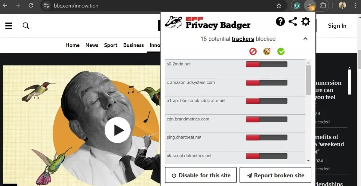Trình duyệt Chrome hiển thị trang web BBC với tiện ích mở rộng Privacy Badger đang hoạt động, giúp phát hiện và chặn các trình theo dõi.