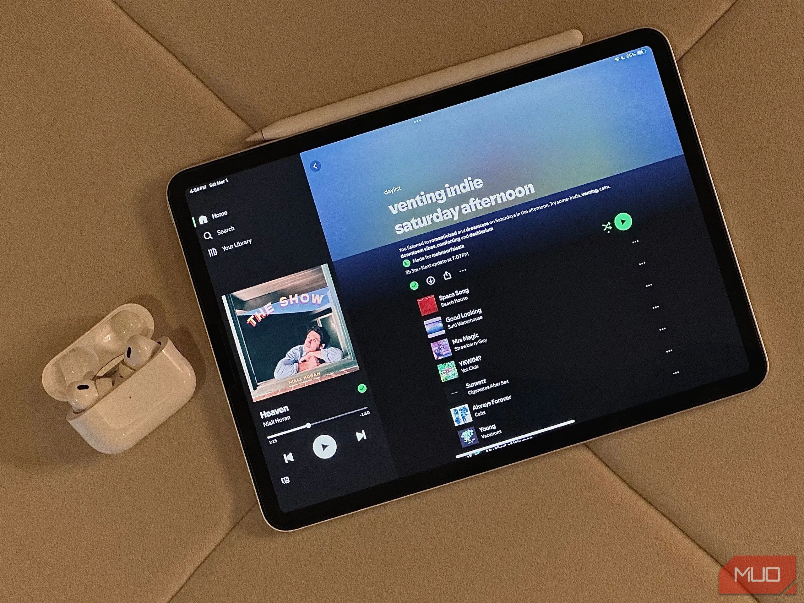 Túi đựng AirPods đặt cạnh iPad, ảnh gốc trước khi xóa vật thể