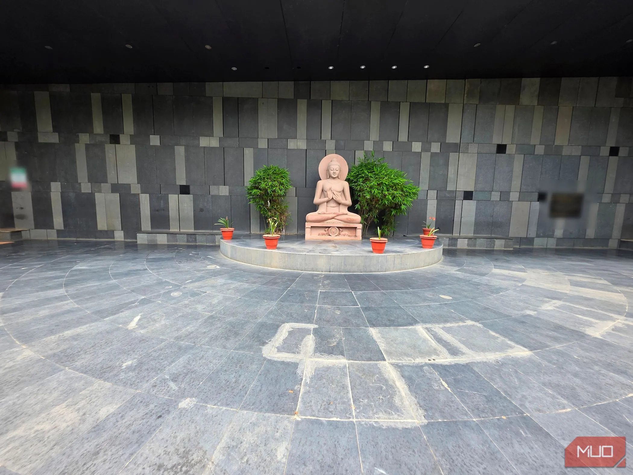 Tượng Phật được chụp bằng ống kính góc rộng, thể hiện hiệu ứng biến dạng có chủ đích để tạo nét nghệ thuật độc đáo.