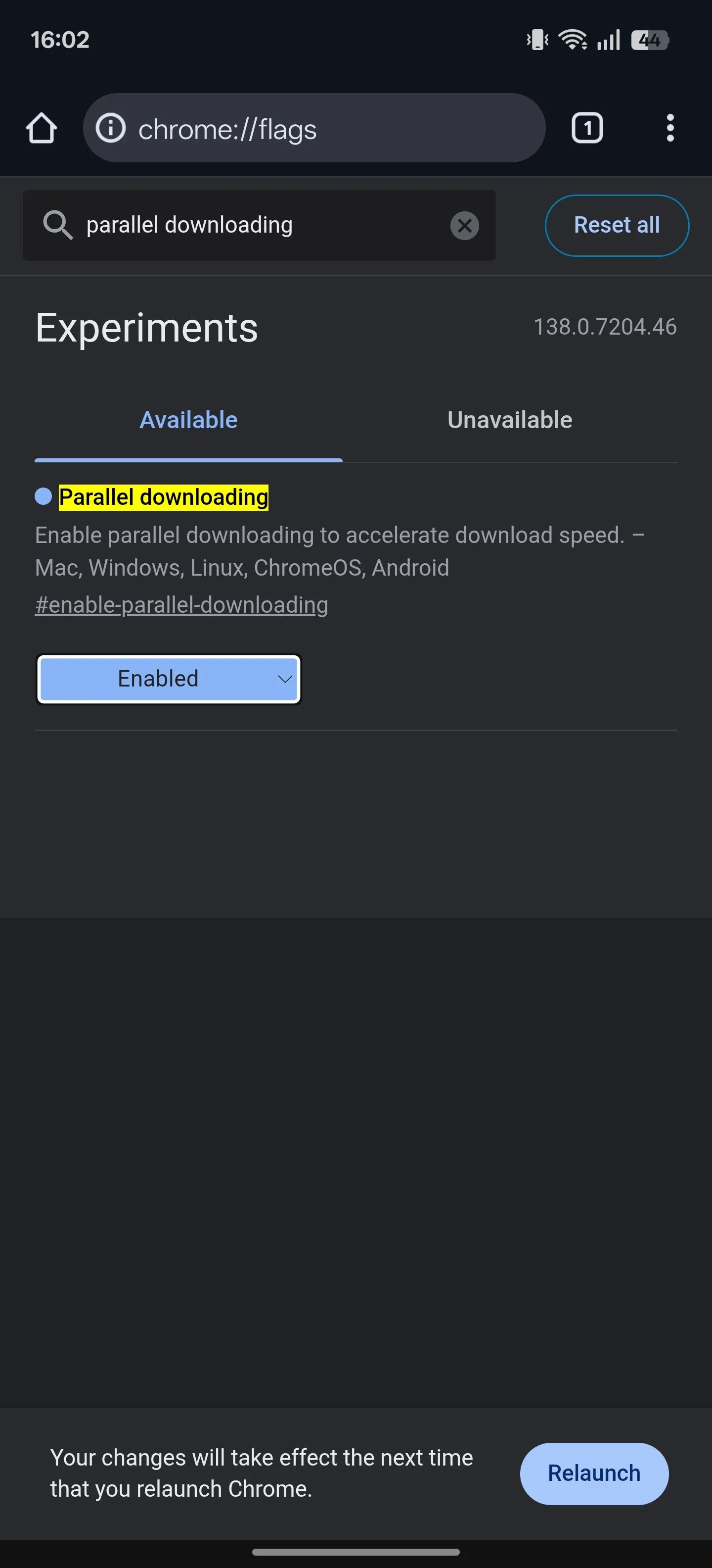 Tùy chọn 'Enabled' được chọn để bật một cờ Chrome trên điện thoại Android, kèm nút khởi động lại trình duyệt.