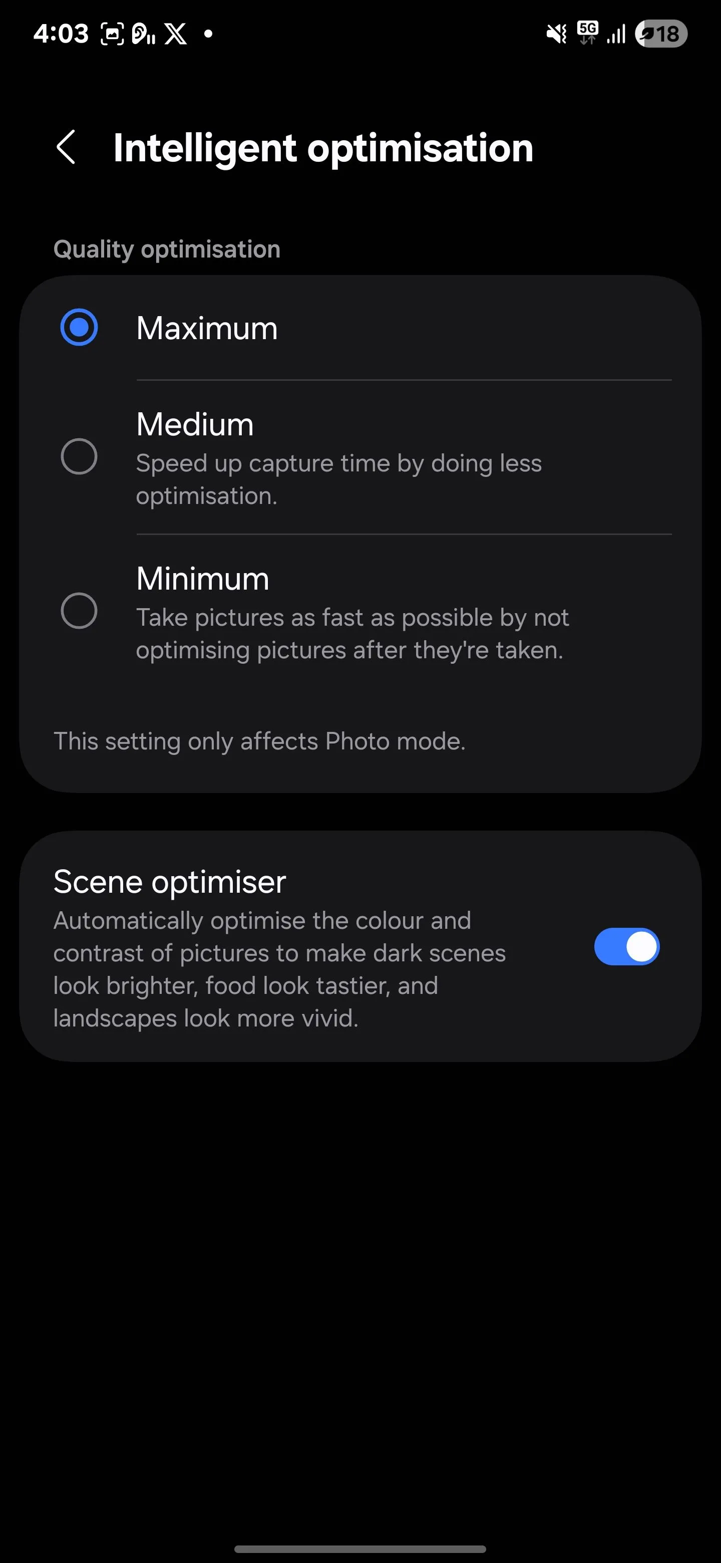 Tùy chọn &quot;Tối ưu hóa cảnh&quot; (Scene optimizer) được bật trong mục &quot;Tối ưu hóa thông minh&quot; của cài đặt camera Samsung, giúp tự động cải thiện màu sắc và độ tương phản của ảnh.