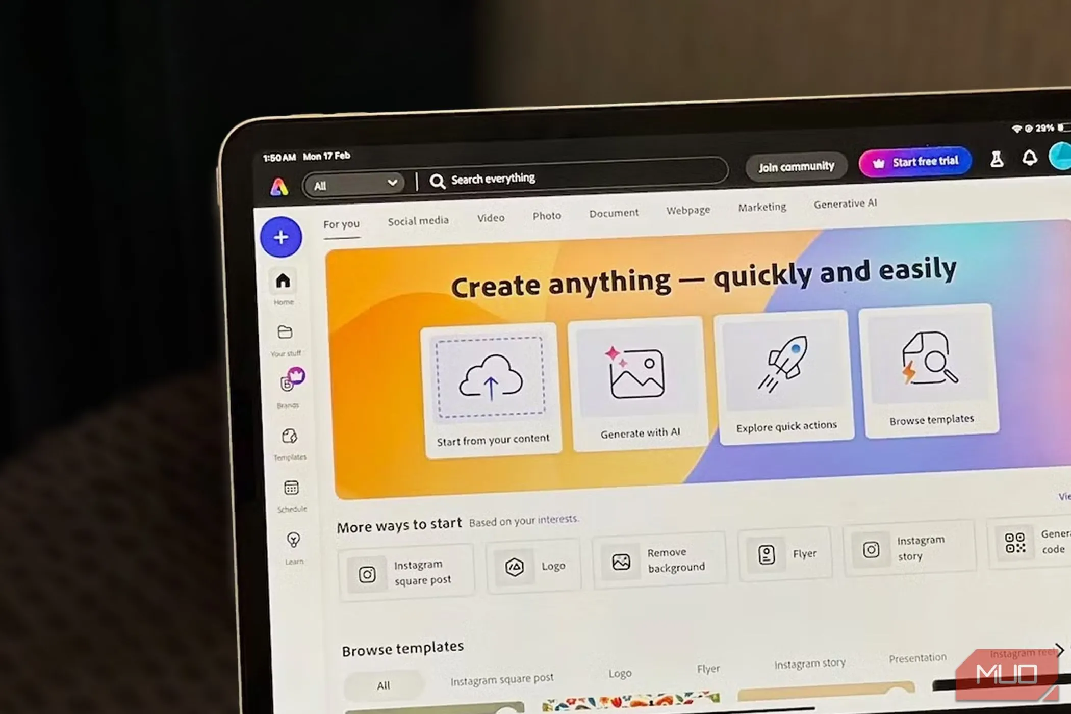 Ứng dụng Adobe Express hiển thị trên iPad