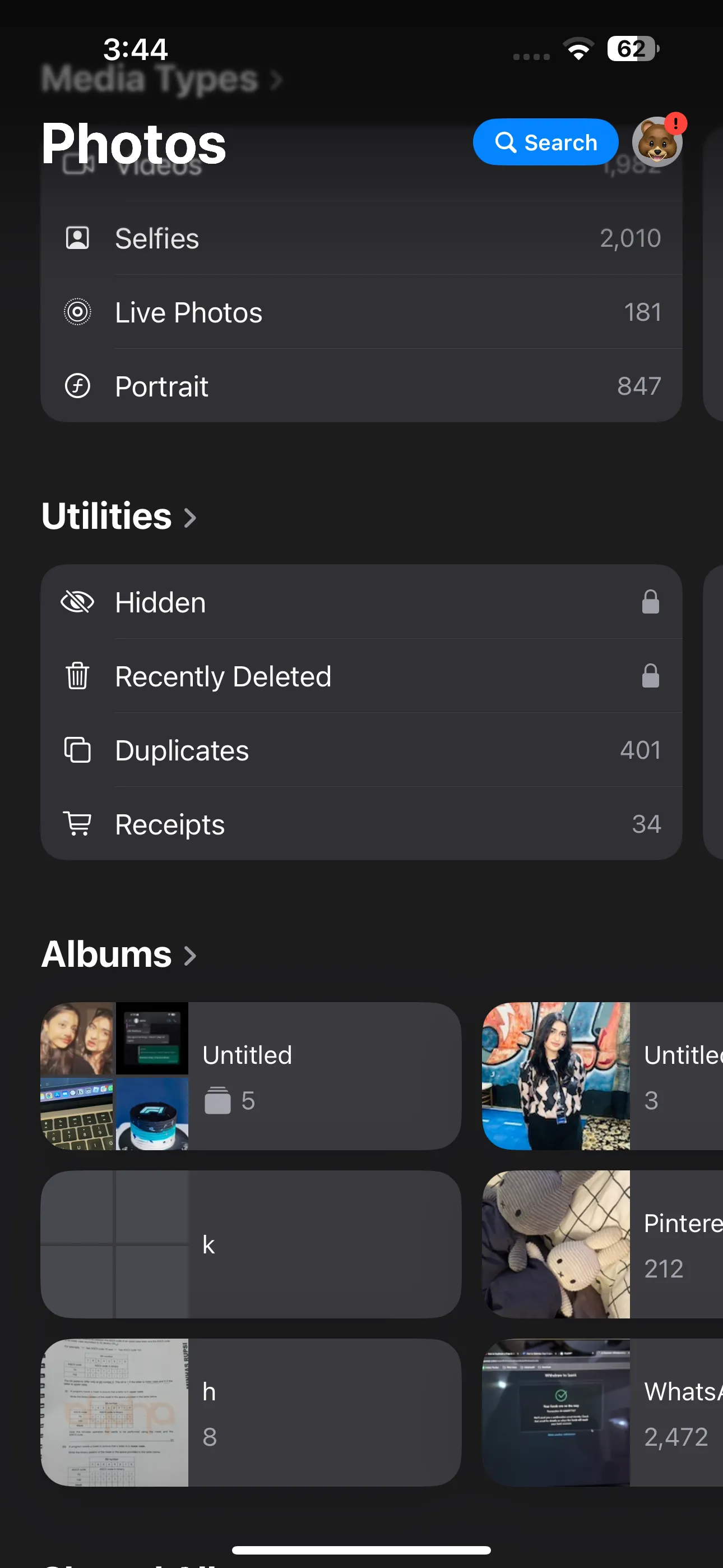 Ứng dụng Ảnh trên iPhone hiển thị các bộ sưu tập khác nhau trong tab Album.