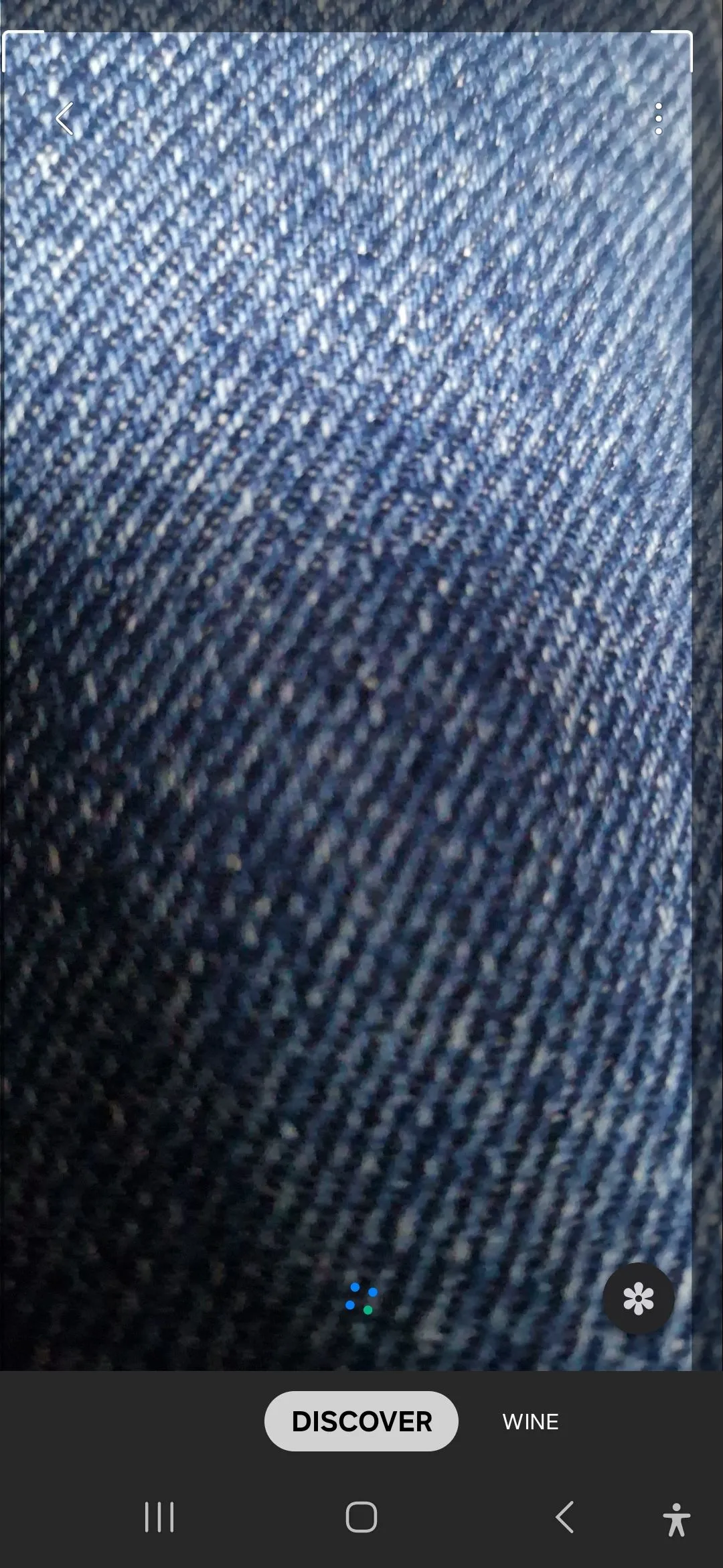 Ứng dụng Bixby Vision đang quét chất liệu vải denim