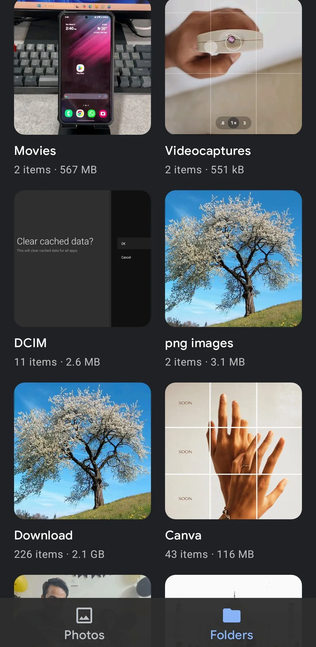 Ứng dụng Google Gallery trên điện thoại Android hiển thị các album ảnh