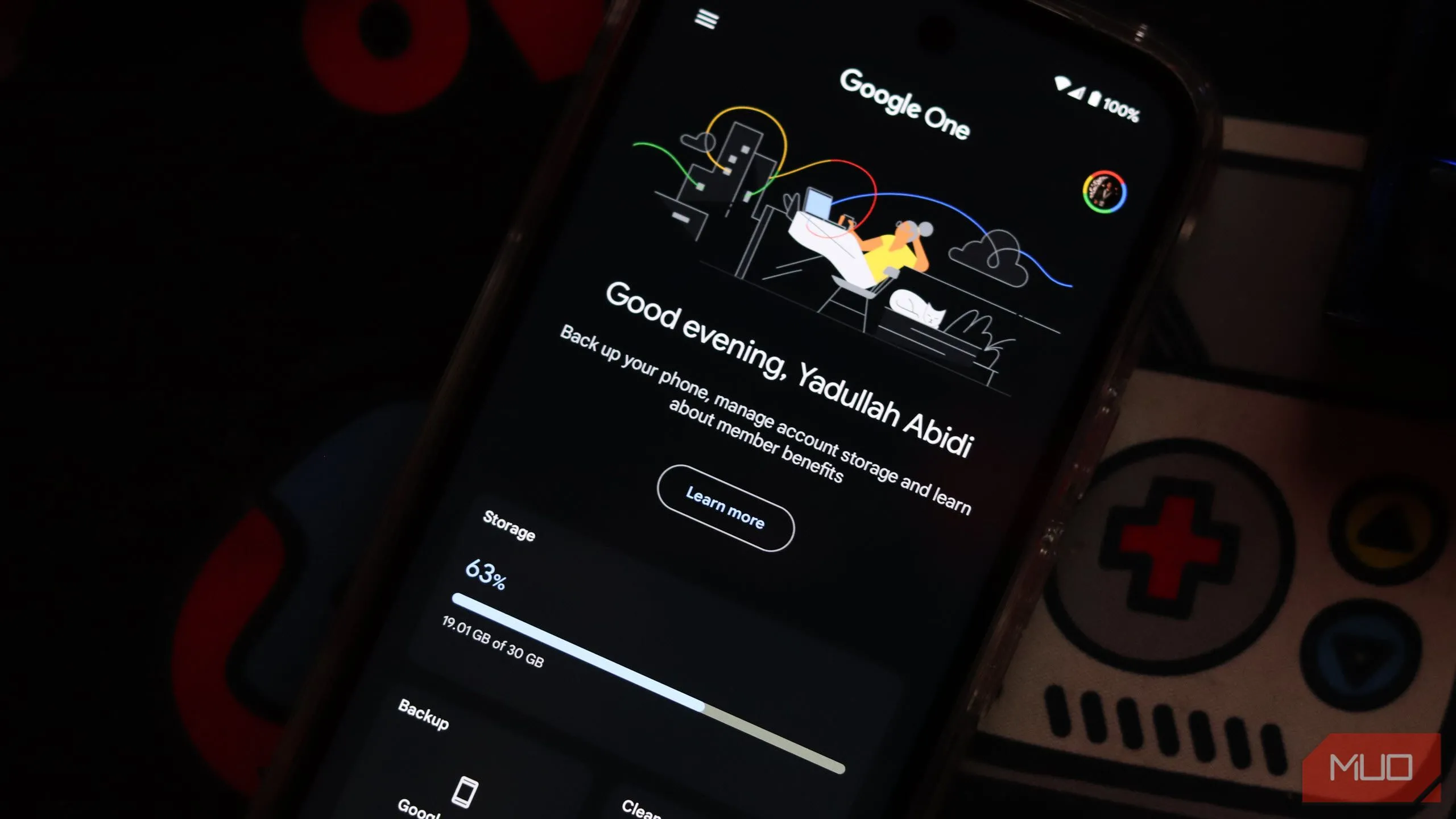 Ứng dụng Google One trên điện thoại thông minh hiển thị các lợi ích và tùy chọn chia sẻ cho thành viên gia đình