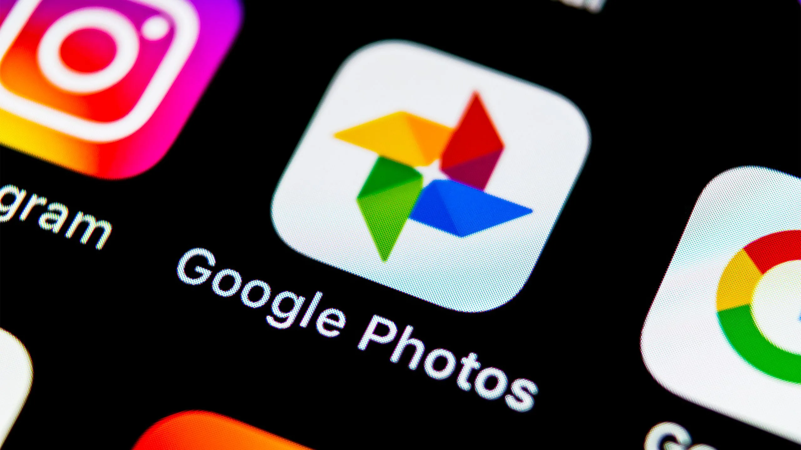 Ứng dụng Google Photos trên điện thoại thông minh hiển thị các bức ảnh được lưu trữ