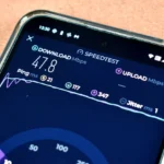 Ứng dụng kiểm tra tốc độ Speedtest của Ookla trên màn hình điện thoại, minh họa việc kiểm tra tốc độ dữ liệu di động.