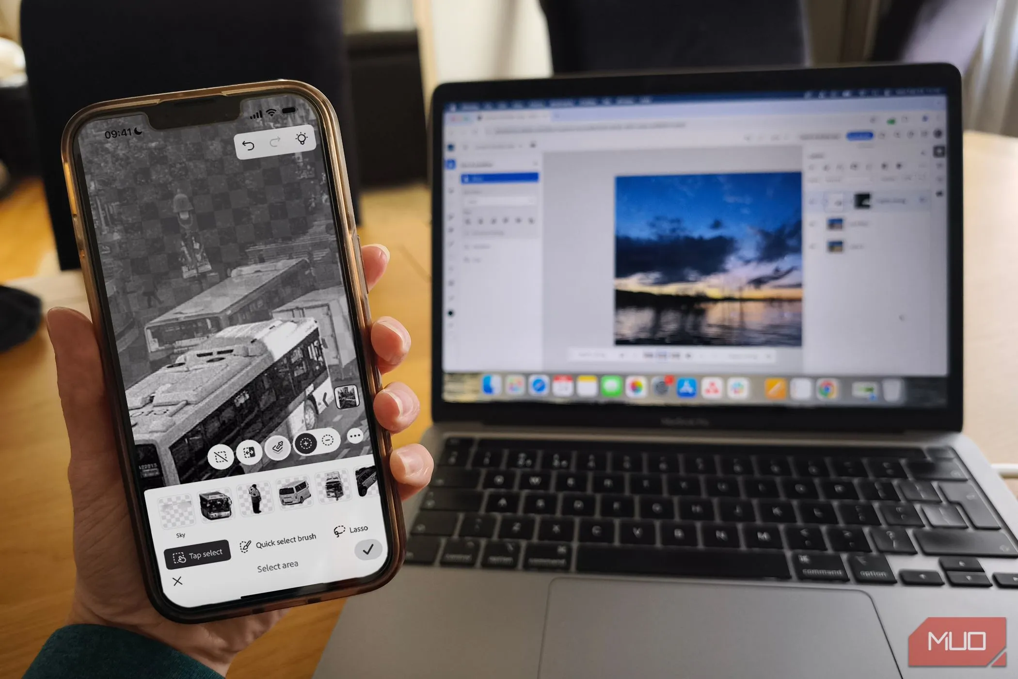 Ứng dụng Photoshop Mobile và Web App trên MacBook cho thấy sự đồng bộ