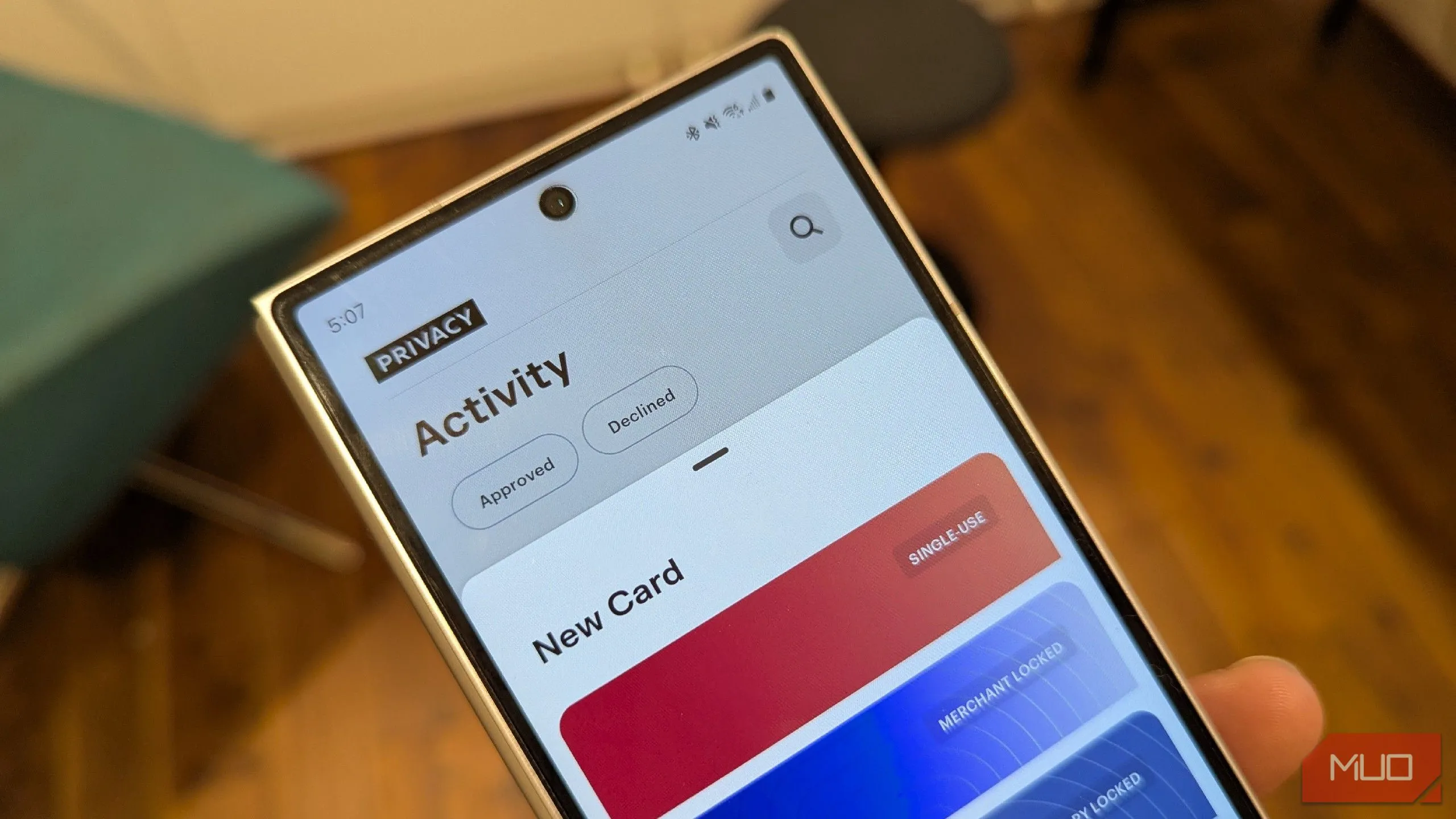 Ứng dụng Privacy tạo thẻ thanh toán ảo trên điện thoại Galaxy Z Fold 6 để tăng cường bảo mật.